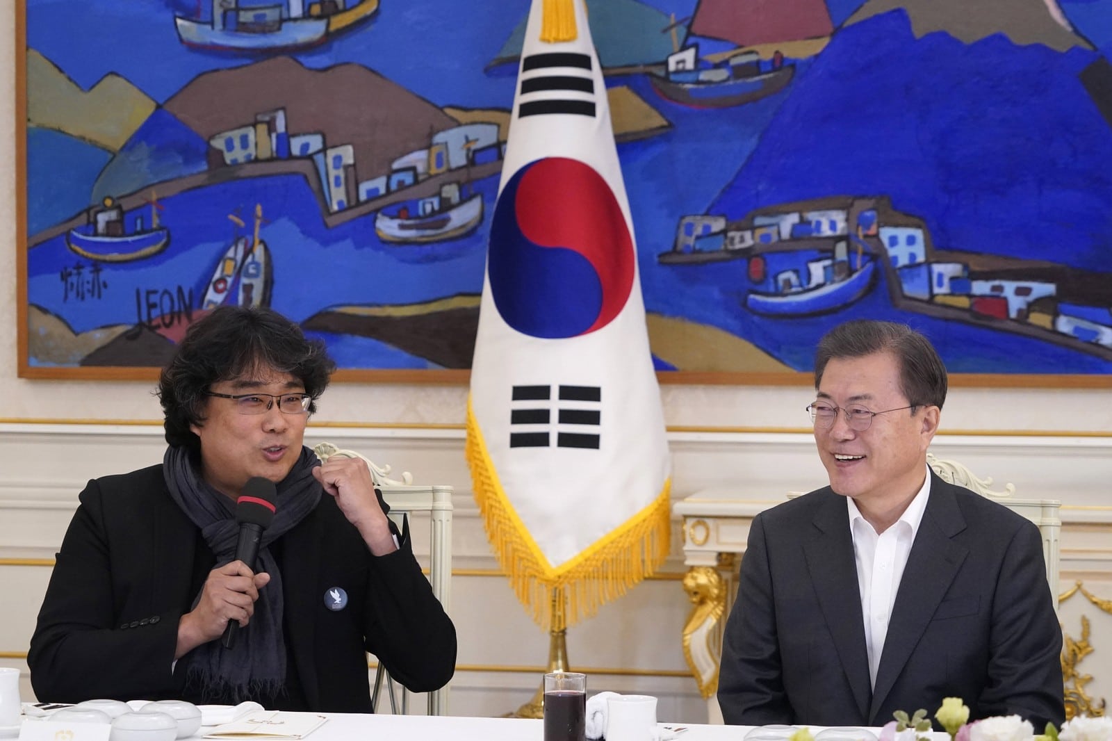 Le réalisateur Bong Joon-ho présente son film "Parasite" au président Moon Jae-in, le 20 février 2020,
Auteurs  : Kim Hong-ji/AP/SIPA,
Numéro de reportage  : AP22430356_000003.