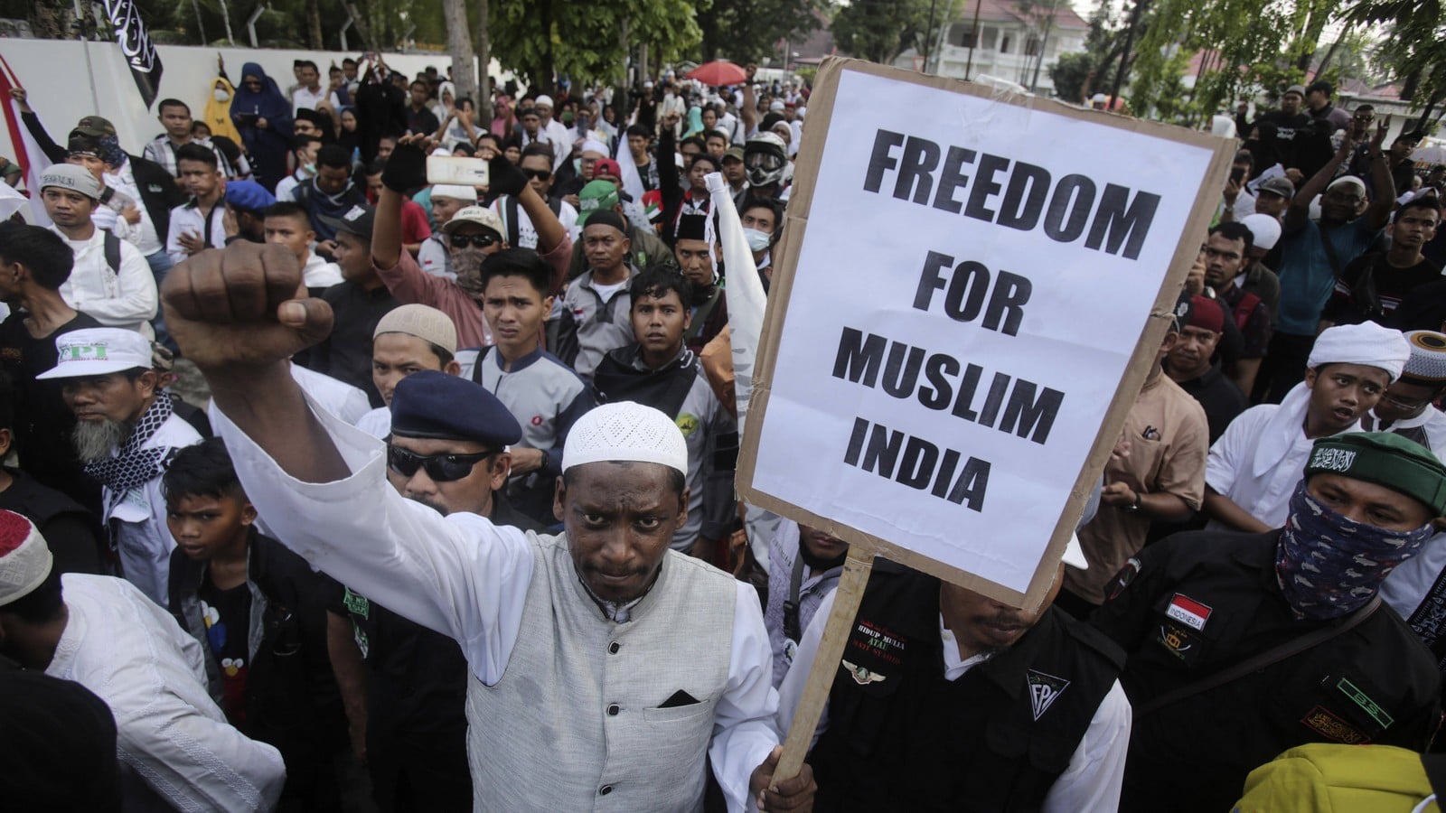 Un musulman brandit une affiche lors d'un rassemblement devant le consulat général de l'Inde à Medan, en Indonésie, le 2 mars 2020,
Auteurs  : Binsar Bakkara/AP/SIPA,
Numéro de reportage  : AP22434177_000002.