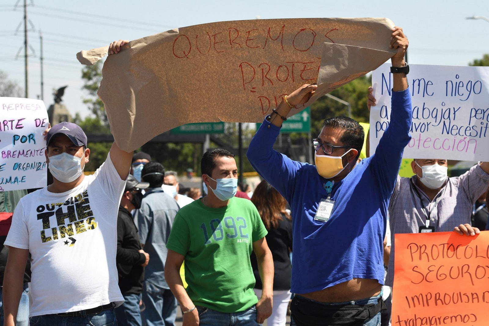 Manifestation devant l'hôpital spécialisé de La Raza à Mexico, le 27 avril 2020,
Auteurs  : Jorge Núñez/EFE/SIPA,
Numéro de reportage  : 00958592_000003.