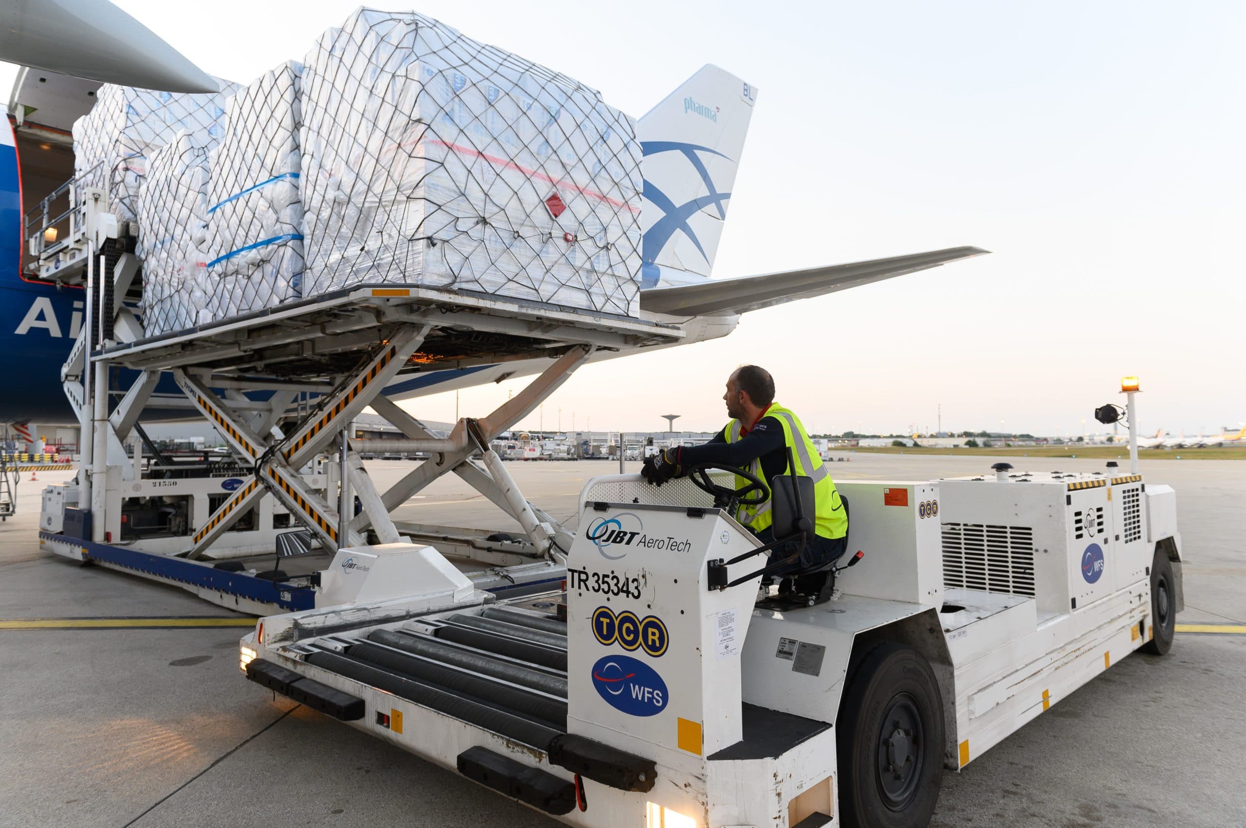 Arrivée des 23 millions de masques en France dans un 747 cargo en provenance de Chine, le 26 mai 2020. (c) Jacques Witt/SIPA 00963959_000003