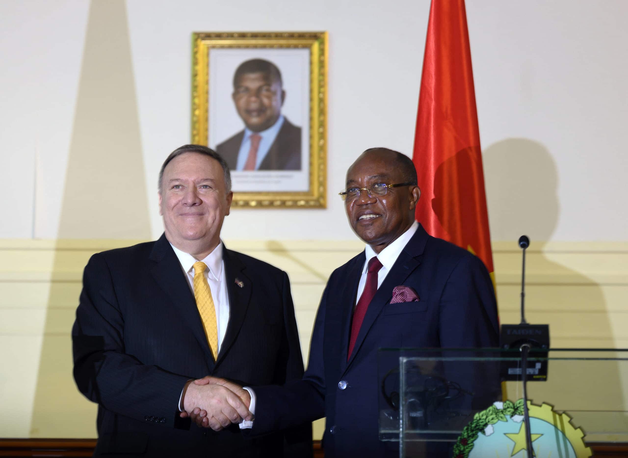Le secrétaire d'Etat américain Mike Pompéo et le ministre des affaires étrangères de l'Angola, lors d'une conférence de presse à Luanda, en Angola, le 17 février 2020. Photo : Andrew Caballero-Reynolds/AP/SIPA AP22429445_000015