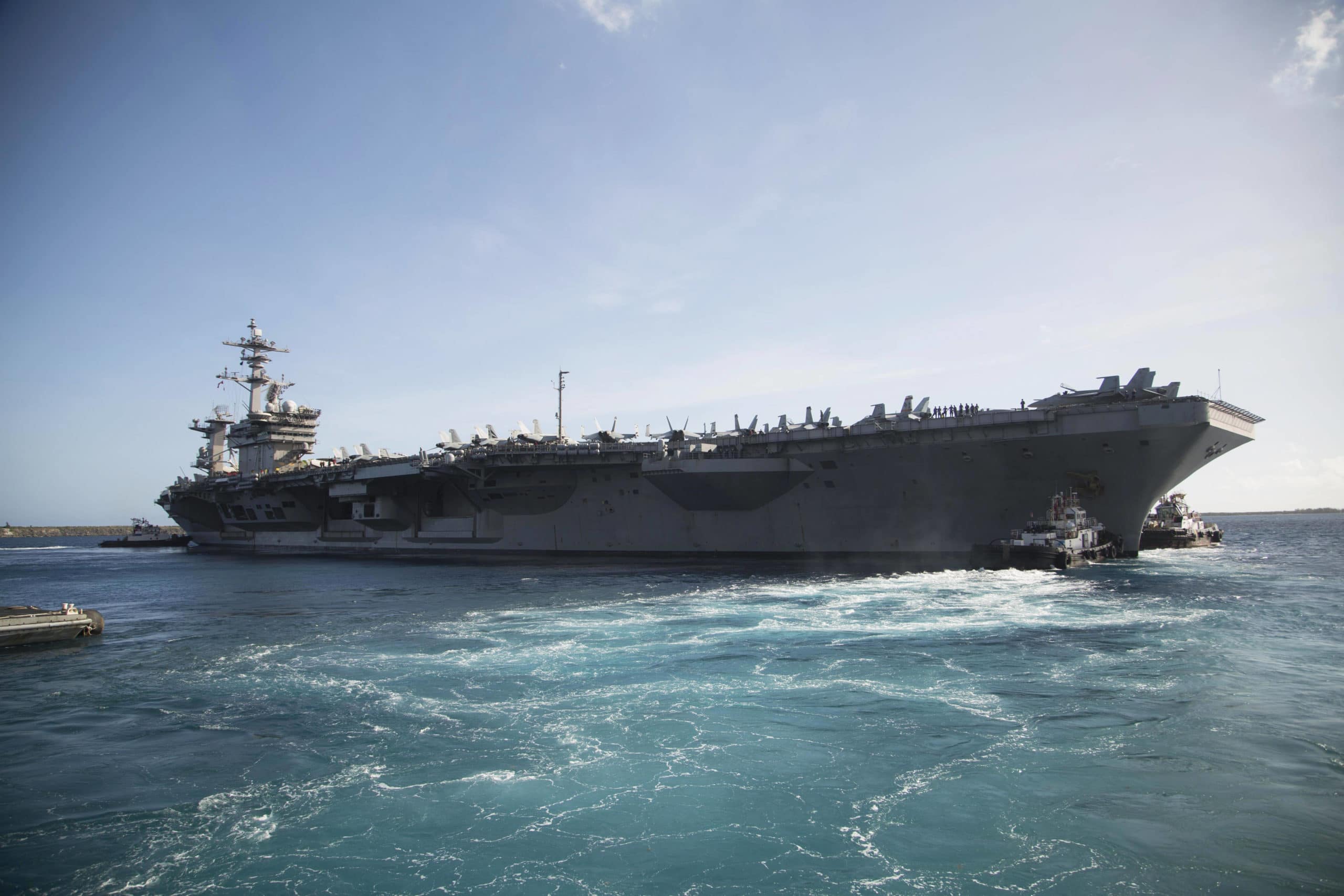 Le porte-avion Théodore Roosevelt de l'US navy, partant du port d'Apra, le 21 mai 2020. AP22457219_000001 Photo : Staff Sgt. Jordan Gilbert/AP/SIPA