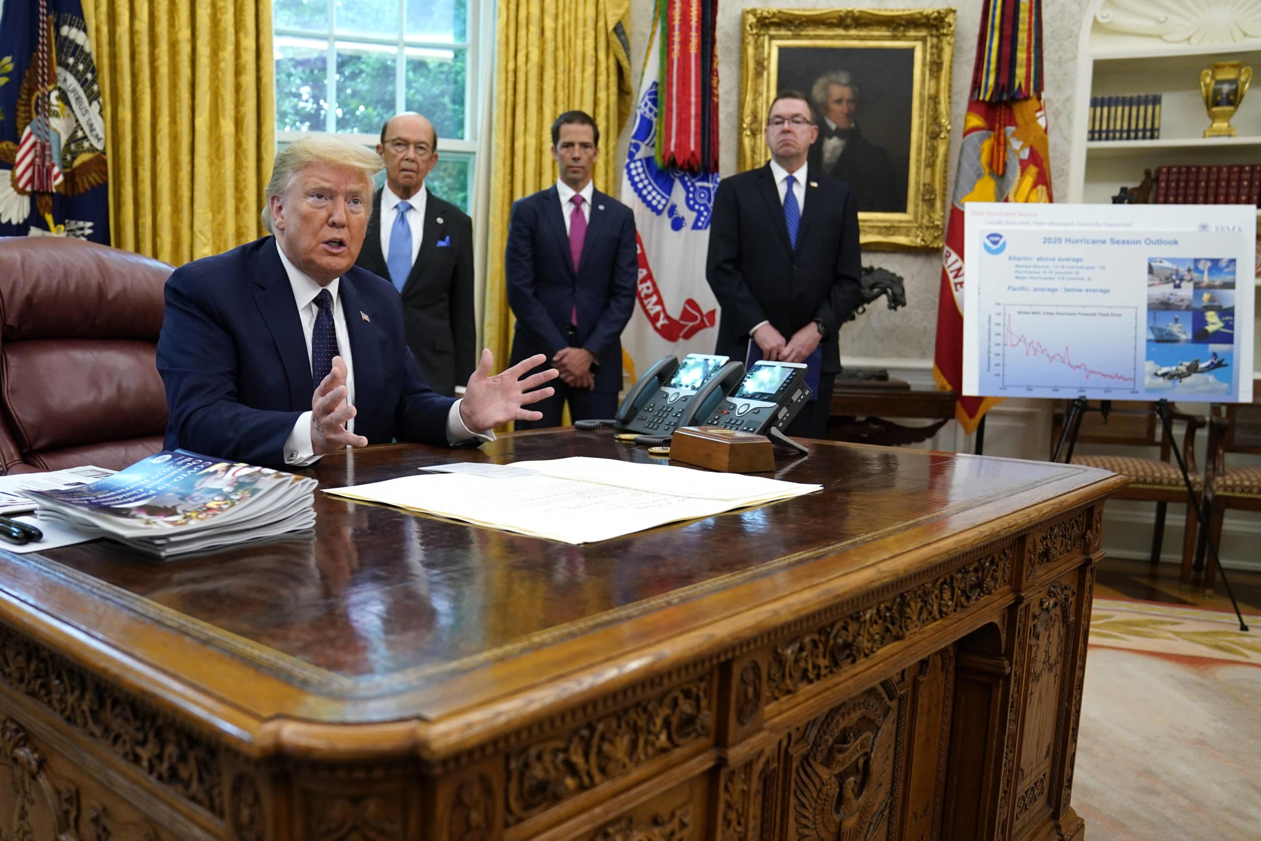 Le président Donald Trump prend la parole alors qu’il reçoit un briefing sur la saison des ouragans 2020 dans le bureau ovale de la Maison-Blanche, jeudi 28 mai 2020, à Washington. Photo : Evan Vucci/AP/SIPA AP22459032_000013