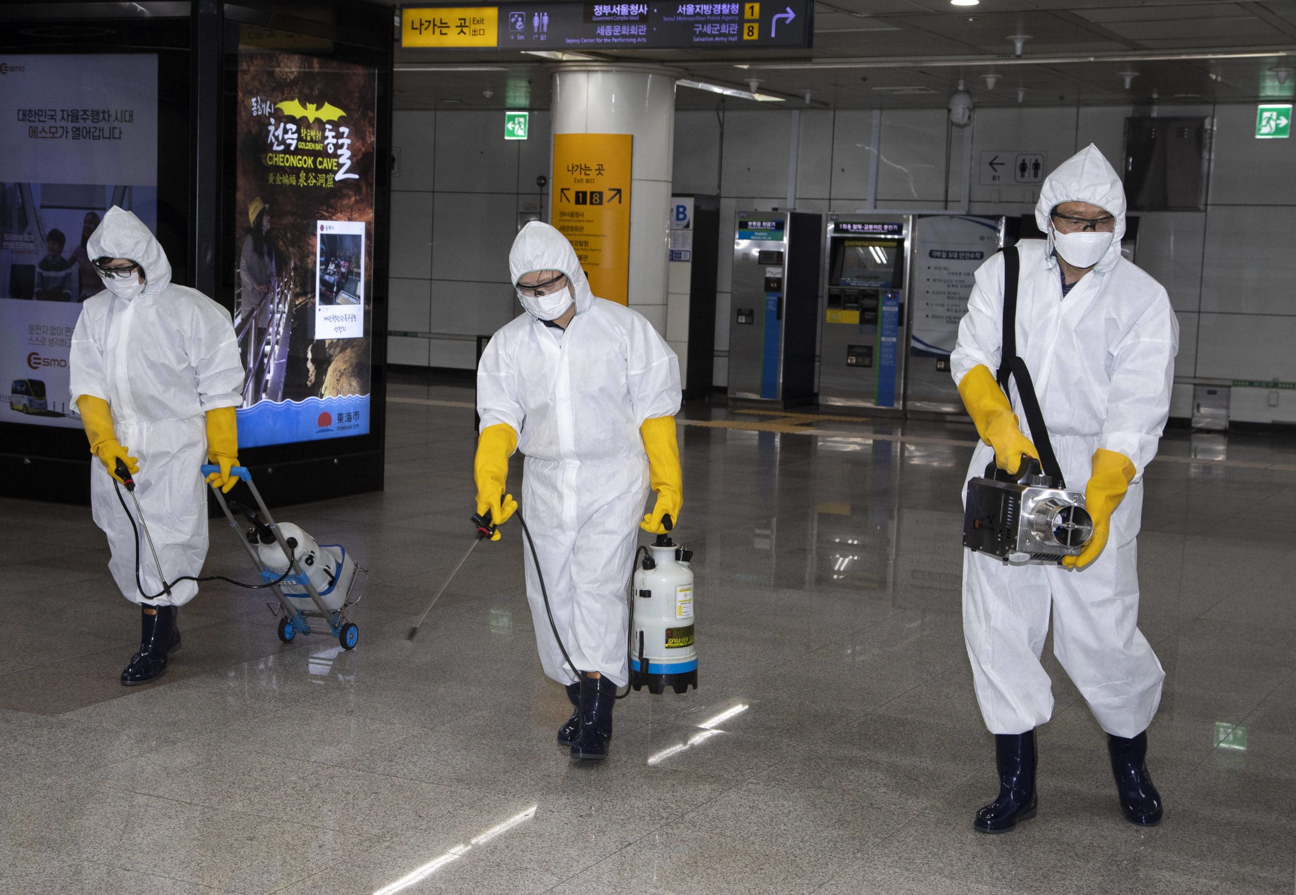 Le 28 février, à Séoul (Corée du Sud), des agents en train de désinfecter une station de métro (c) Sipa SIPAUSA30204972_000002