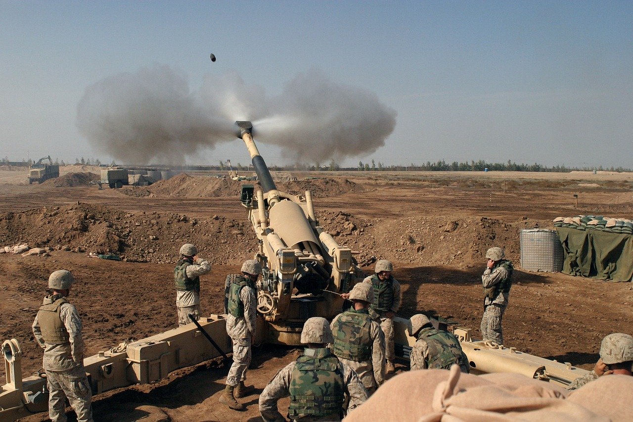 Marines américains effectuant un tir d'obusier en Irak © Pixabay