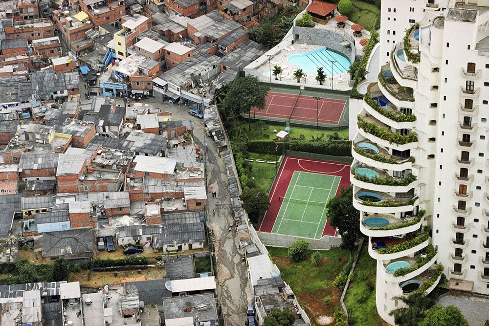Favelas et résidences richissimes se côtoient au Brésil. Source: http://geodatas.over-blog.com/2017/03/une-photo-pour-penser-les-inegalites.html Auteur: Tuca Veira