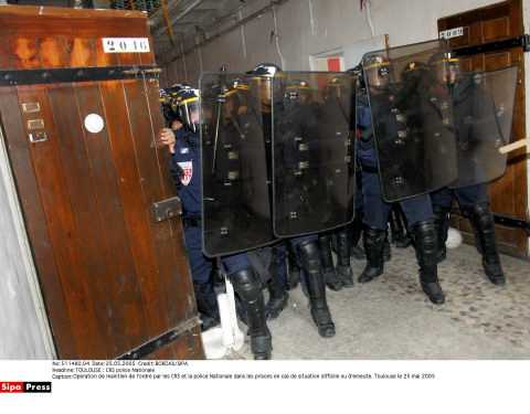 Operation de maintien de l'ordre par les CRS et la police Nationale dans les prisons en cas de situation difficile ou d'emeute. Toulouse le 25 mai 2005. (c) Sipa 00511480_000004