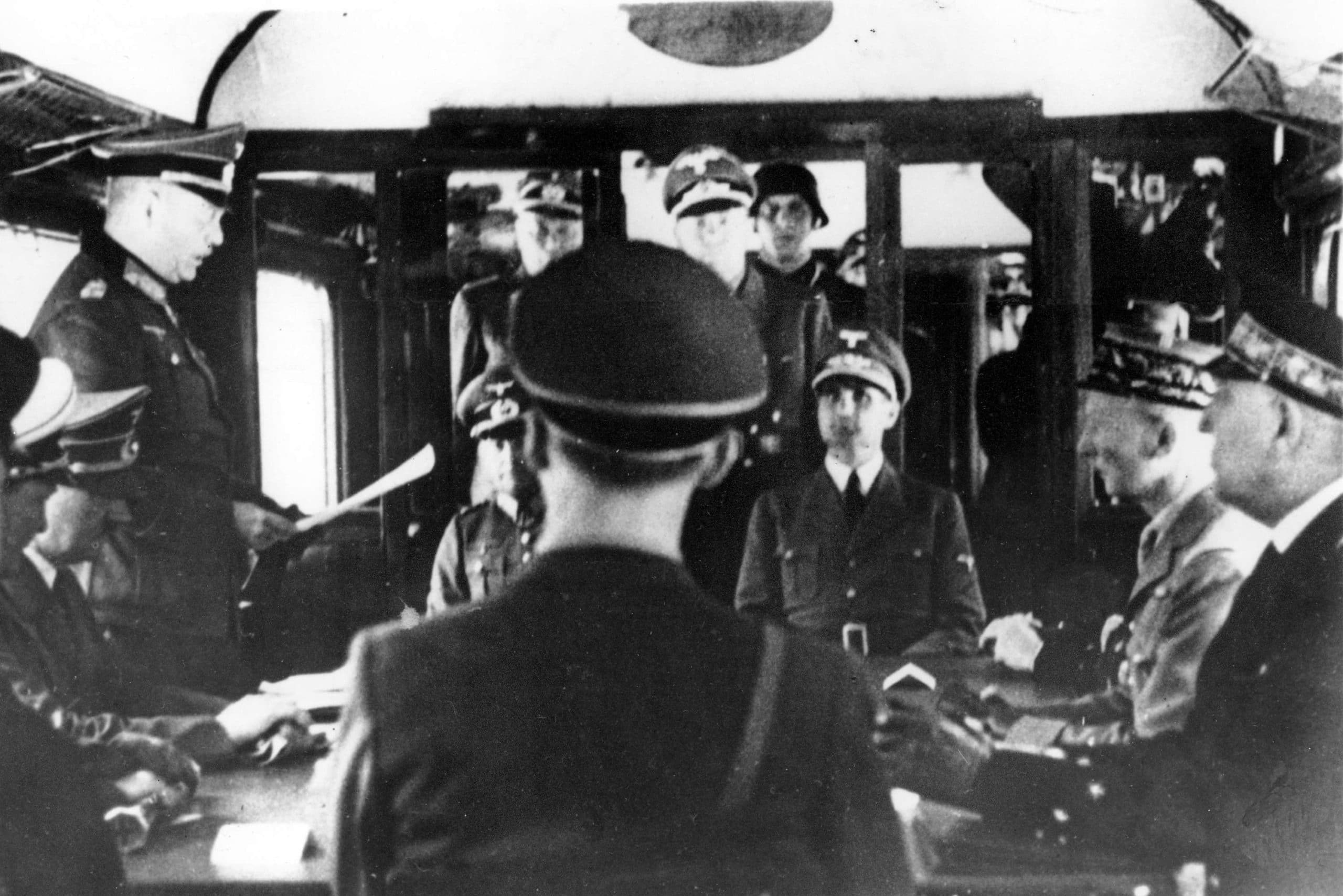 Le 21 juin 1940, Adolf Hitler, le deuxième assis à gauche, discute des termes de l'armistice avec les représentants français (AP Photo)/PAR503/18311316591141/JUNE, 21 1940 FILE PHOTO/1811071314
