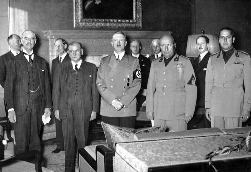 Chamberlain, Daladier, Hitler et Mussolini signent les accords de Munich © Wikimedia