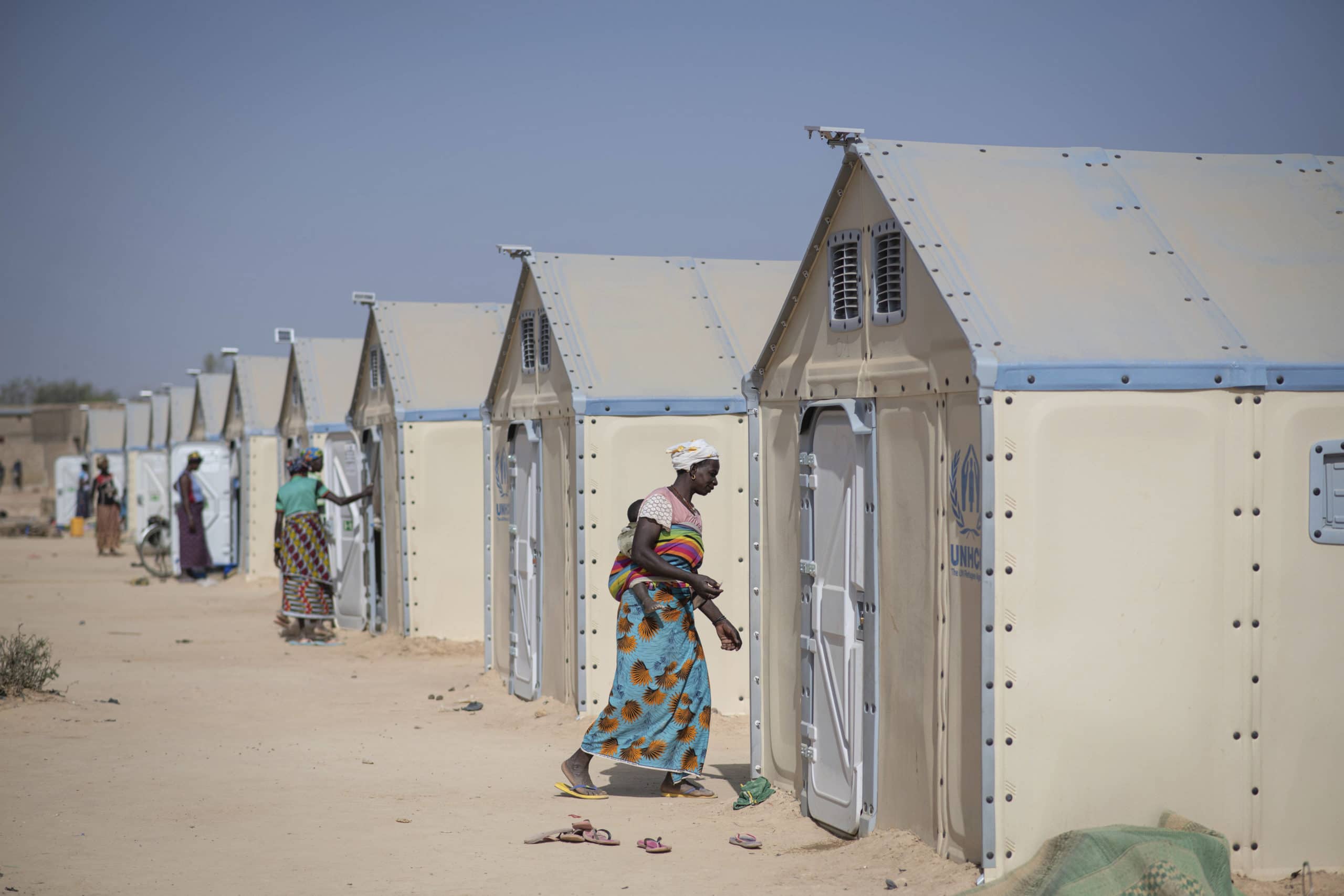 Sur cette photo prise le mardi 10 décembre 2019, des Burkinabè déplacés dans le camp de la ville de Pissila, près de Kaya, au Burkina Faso. Les extrémistes islamistes ont commis un nombre record d'attaques l'année dernière au Burkina Faso et l'instabilité s'est maintenant propagée à l'est du pays. La violence dans le nord et maintenant l'est du Burkina Faso a déplacé plus d'un demi-million de personnes, selon les Nations Unies.
(AP Photo/Sylvain Cherkaoui)/XJD101/20009415634131/PHOTO TAKEN ON TUESDAY, DEC. 10, 2019/2001101057