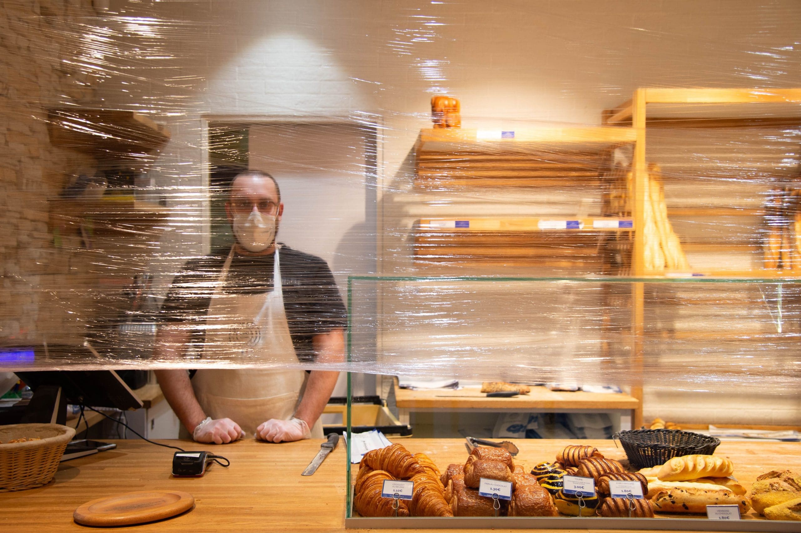 Une boulanger pendant le confinement //MERESSELOUISE_1.87/2004021458/Credit:Louise MERESSE/SIPA/2004021503