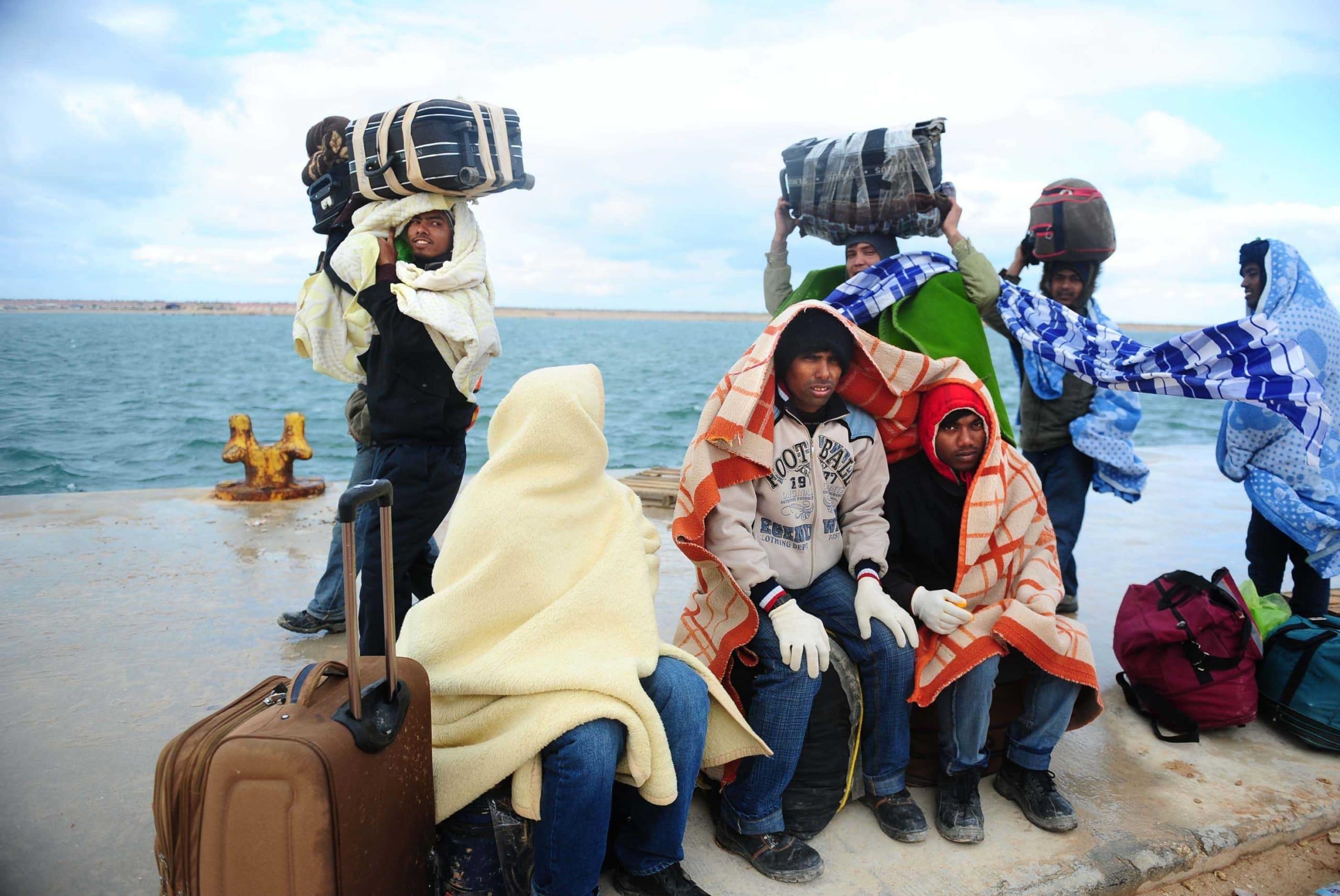 Travailleurs asiatiques attendant d'être évacués, en Lybie © ALFRED/SIPA Numéro de reportage  : 00614812_000029
