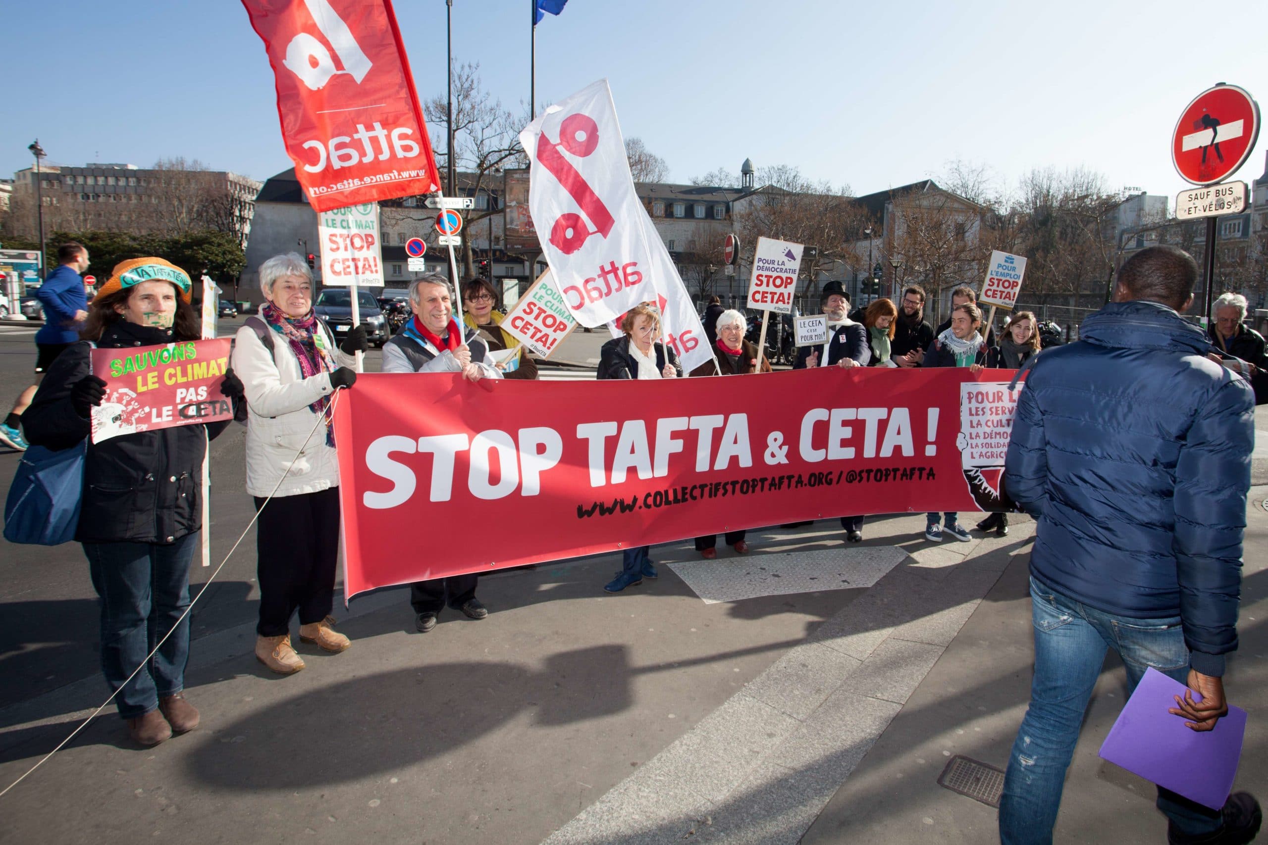 Manifestation contre les traités  TAFTA et CETA à Paris, le 13 février 2017. Photo : Yann Bohac/SIPA 00793179_000001