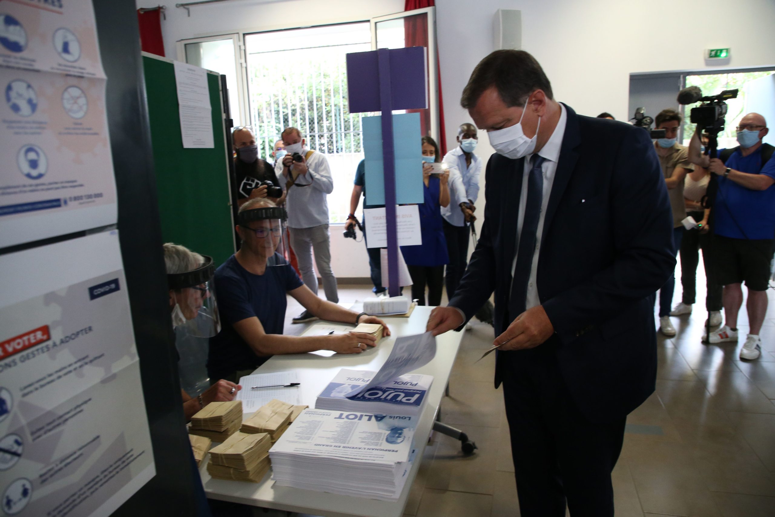 Louis Aliot vote au second tour des élections municipales à Perpignan, le 28 juin 2020. Photo :  Alain ROBERT/SIPA 00969655_000005