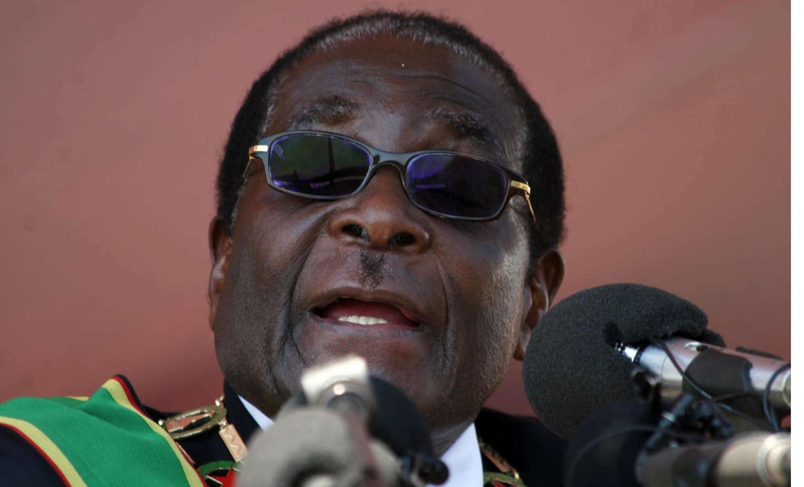 Robert Mugabe, protagoniste de la guerre autour du platine au Zimbabwe  © AP/SIPA AP20848880_000001