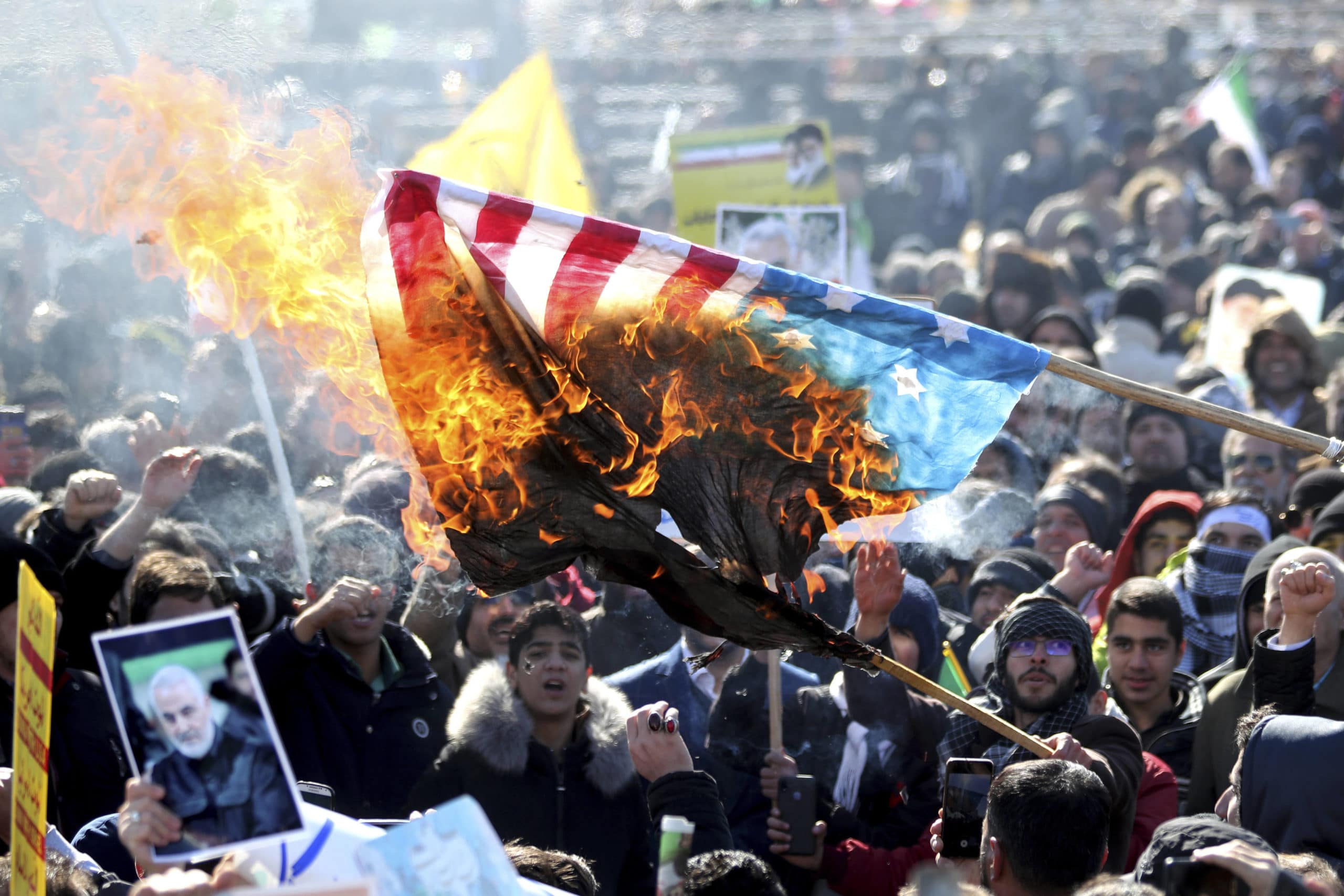Des Iraniens brûlent un drapeau des Etats-Unis, lors d'un rassemblement antiaméricain, le 11 février 2020. Photo : Ebrahim Noroozi/AP/SIPA AP22427563_000027