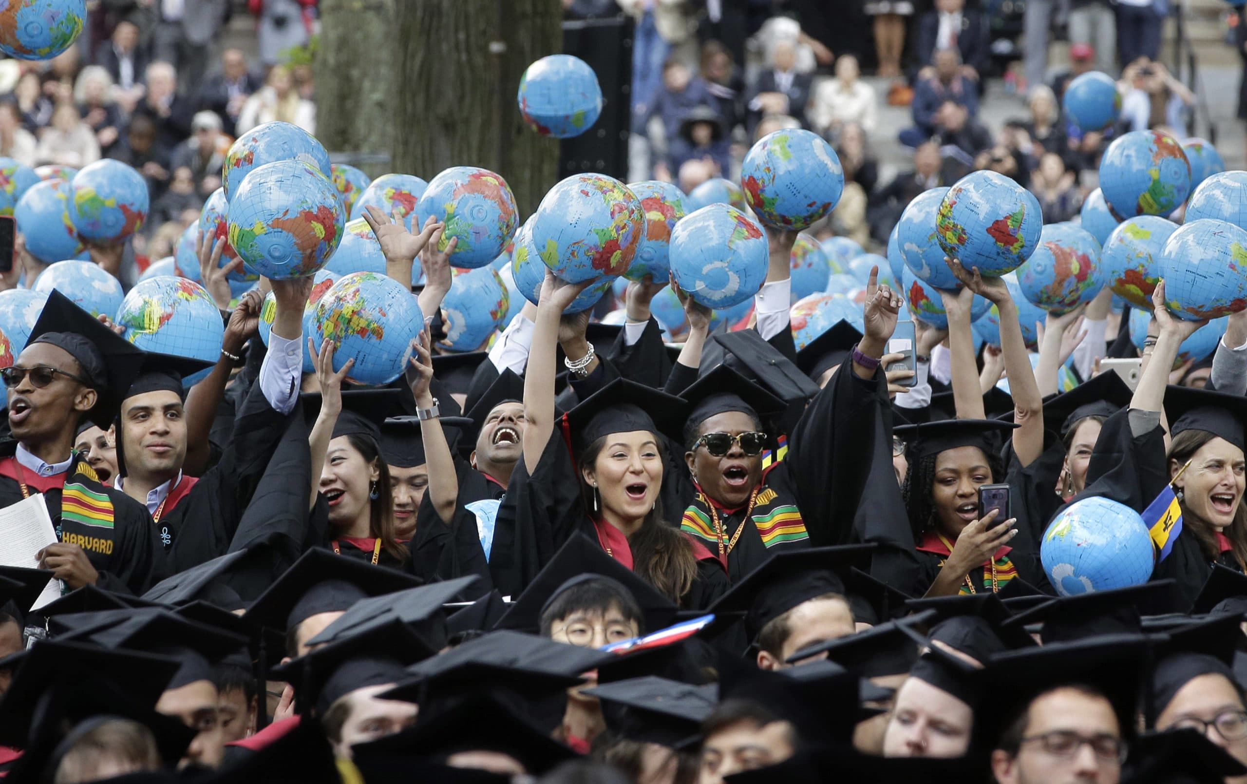 Des étudiants de la Kennedy school d'Harvard célèbrent leur diplôme, le 30 mai 2019. Photo : Steven Senne/AP/SIPA AP22437998_000001