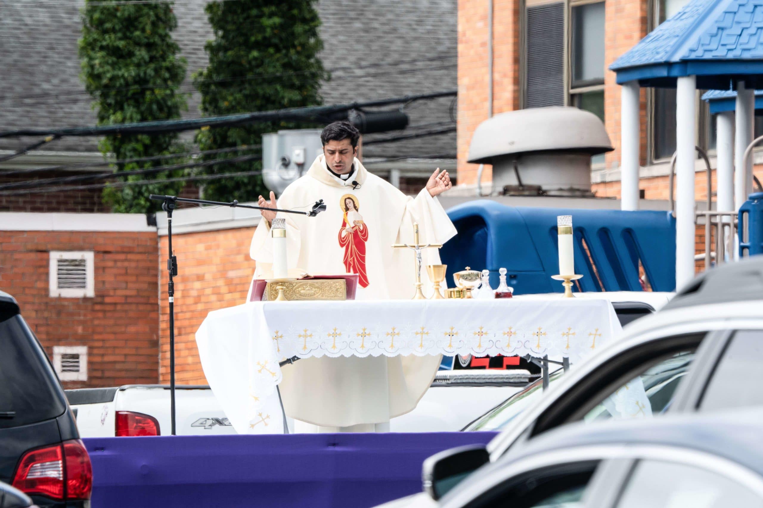 Célébration d'une messe catholique sur le parking d'une Eglise dans le New Jersey, aux USA. Photo : Paul Zimmerman/REX/SIPA 40767881_000040