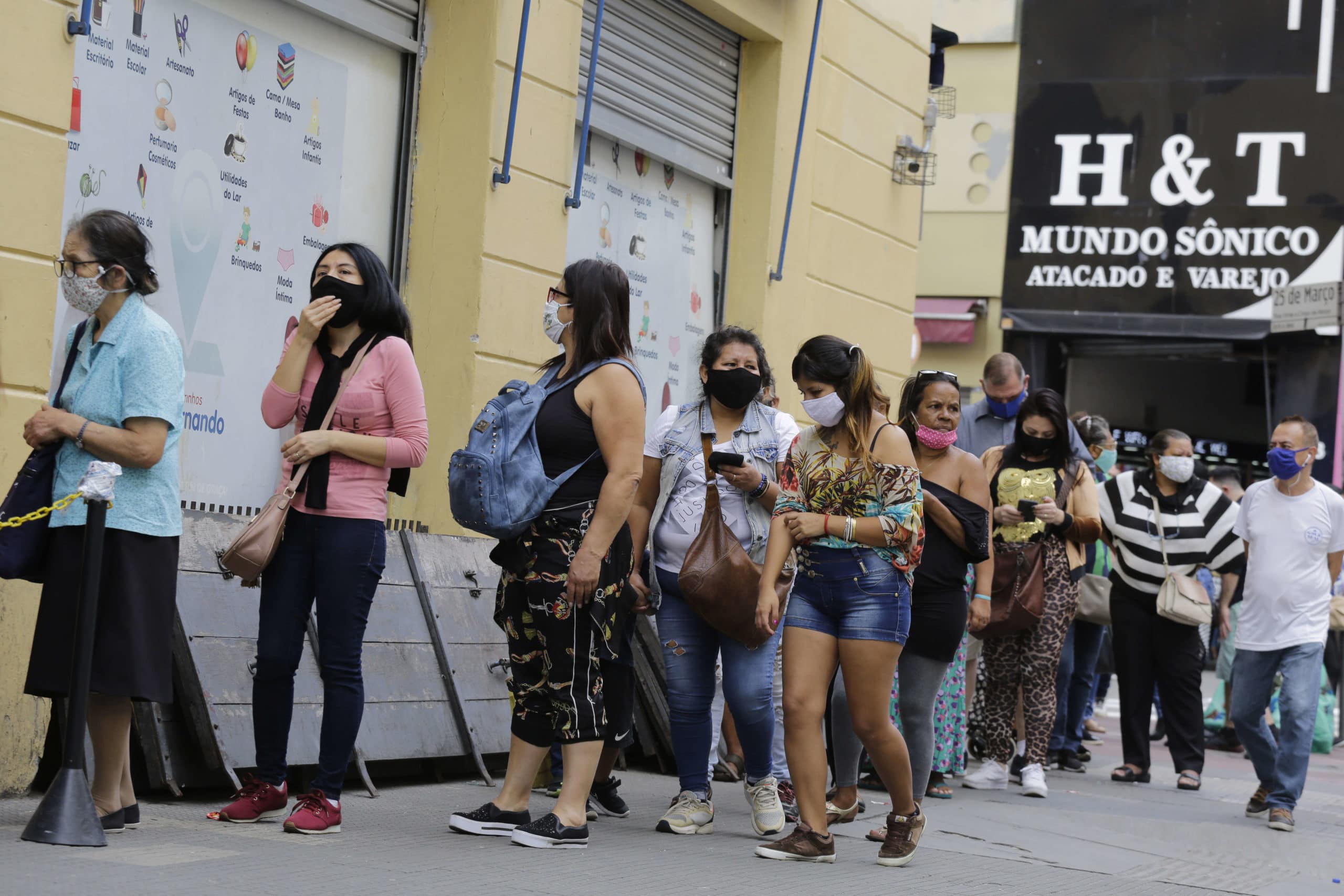 Des clients attendent devant un magasin en respectant les gestes barrières à Sao Paulo, au Brésil, le 10 juin 2020. Photo : Nelson Antoine/REX/SIPA - Shutterstock40771090_000001