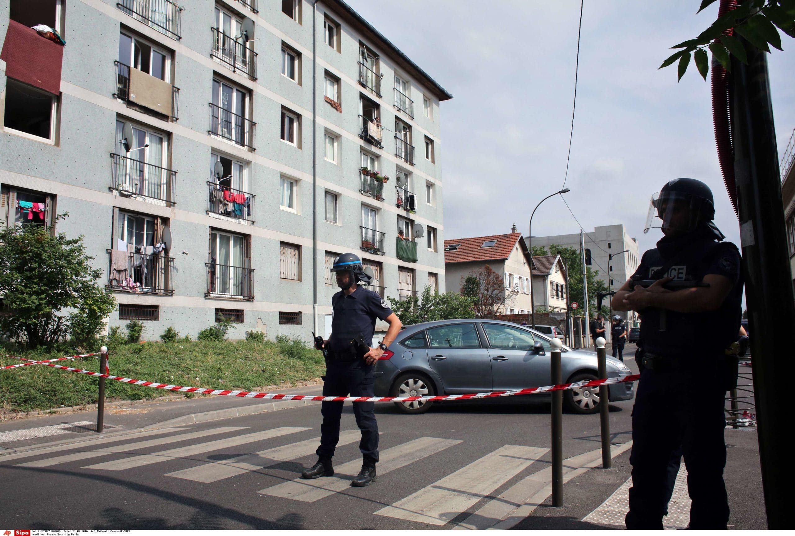 La police anti-émeute monte la garde à côté d'un immeuble où des forces anti-terroristes françaises ont effectué des raids, à Argenteuil, à l'ouest de Paris, le jeudi 21 juillet 2016. © (AP Photo/Thibault Camus)/XTC104/16203560259354/1607211740