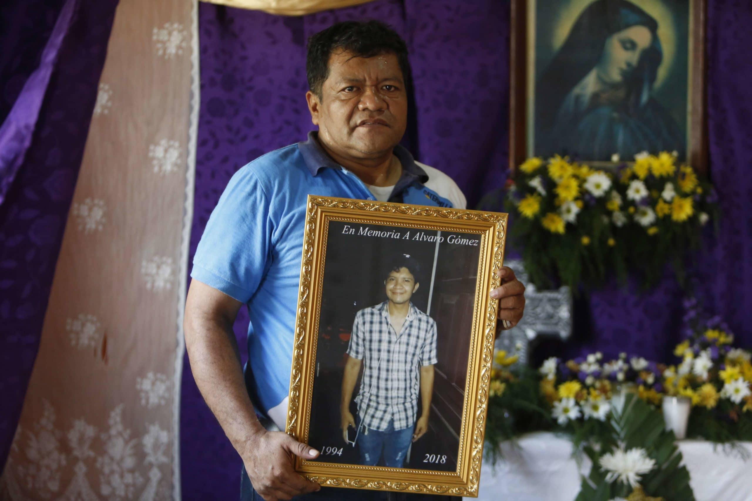 Portrait d'Alvaro Gomez, mort au Nicaragua en 2018, tenu par son père © (AP Photo/Alfredo Zuniga)/XMC301/18134612370869/MAY 2, 2018 PHOTO/1805150504