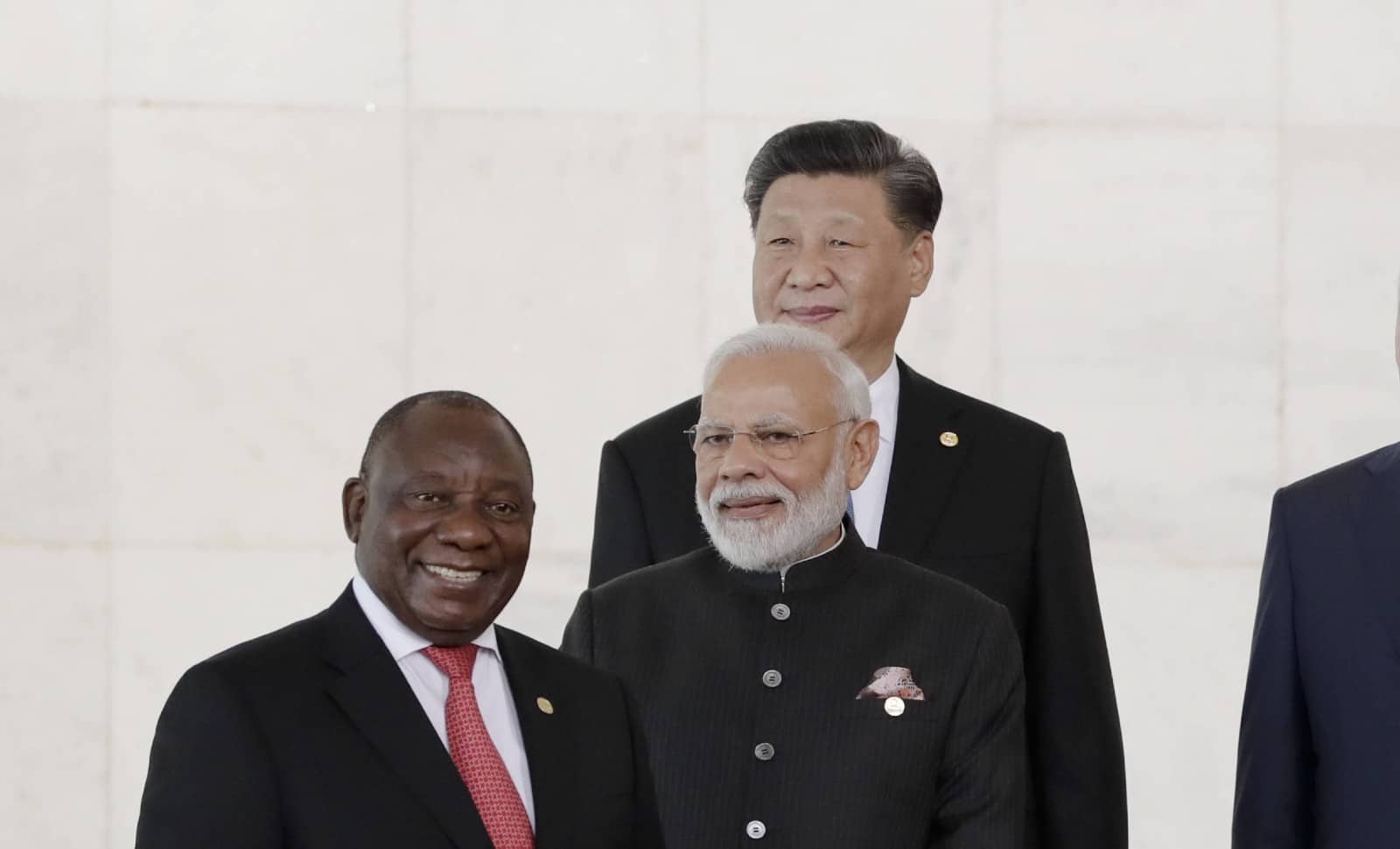 Xi Jinping et Narendra Modi avc le président sud-africain Cyril Ramaphosa lors du sommet des BRICS à Brasilia en 2019 © Eraldo Peres/AP/SIPA AP22398942_000022