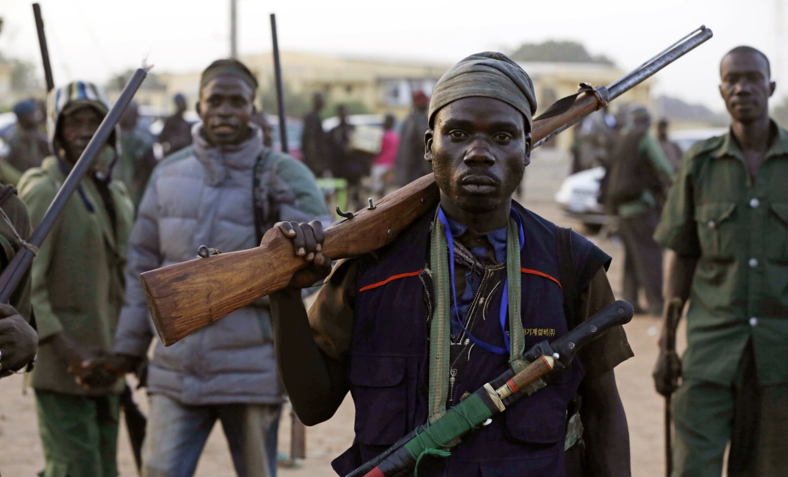 Des chasseurs se préparent à une offensive contre Boko Haram, en 2014 au Nigéria © Sunday Alamba/AP/SIPA AP22387457_000003