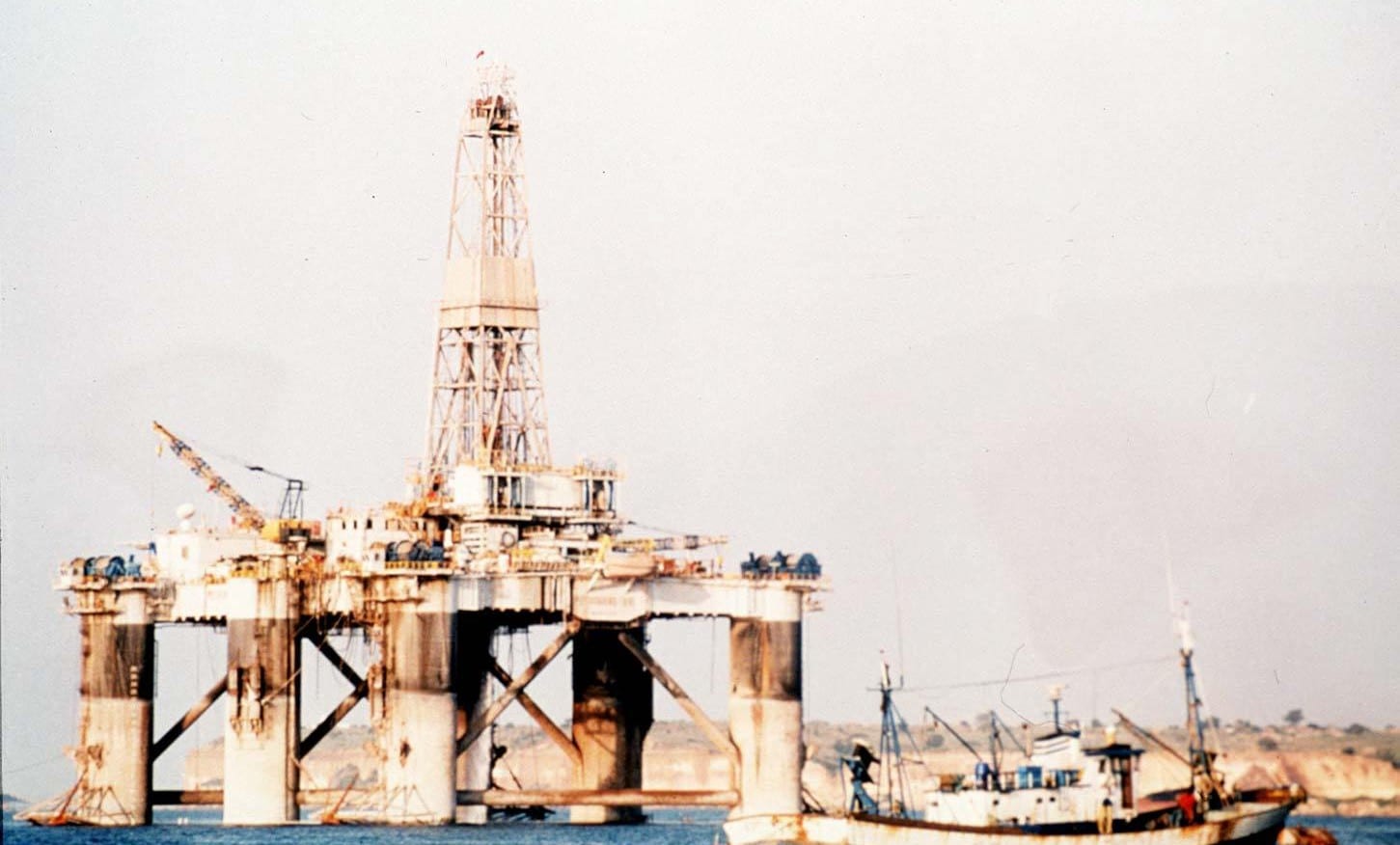 Installation d'une plateforme pétrolière en Angola © GUTNER/SIPA 00265330_000001