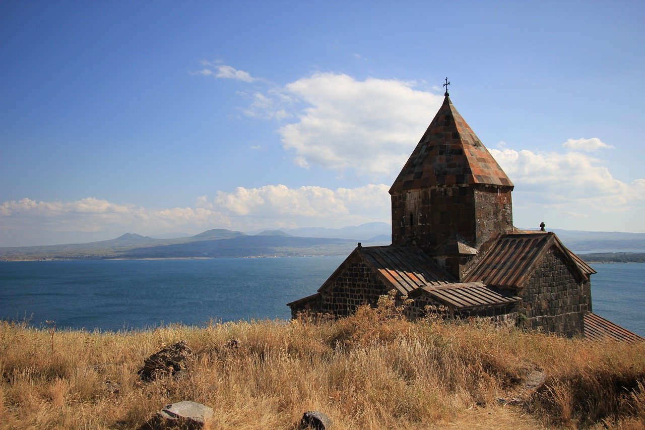 Monastère au lac Sevan, en Arménie © Pixabay