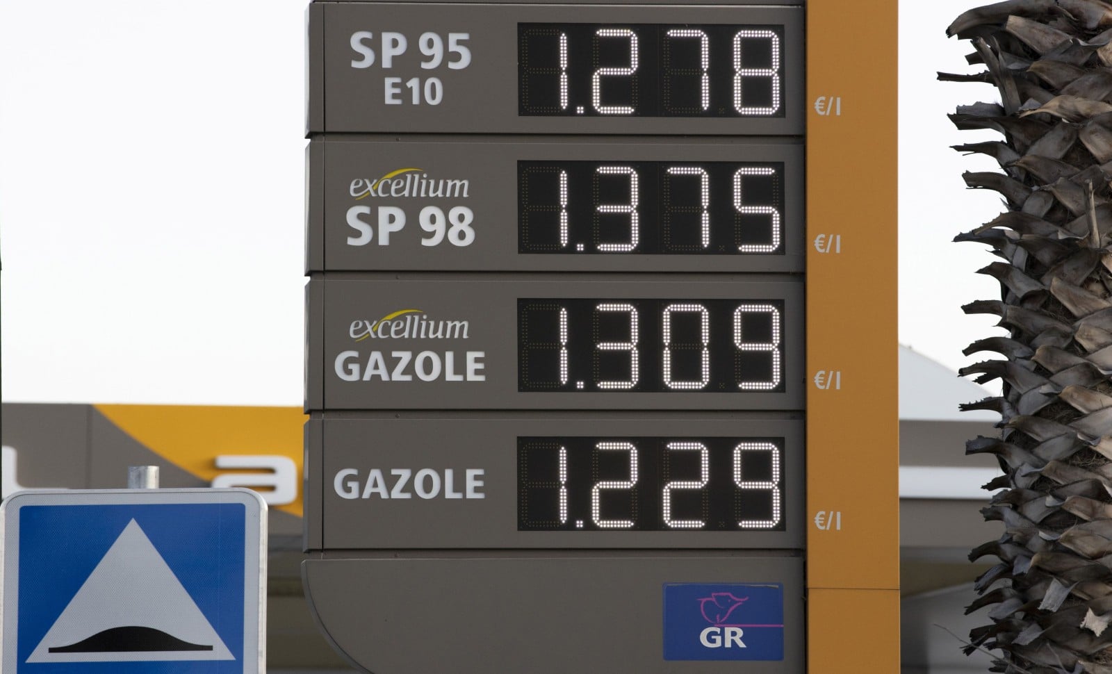 L'effondrement du prix de l'essence symbolise la crise économique qui fait suite au coronavirus © SYSPEO/SIPA 00953233_000010