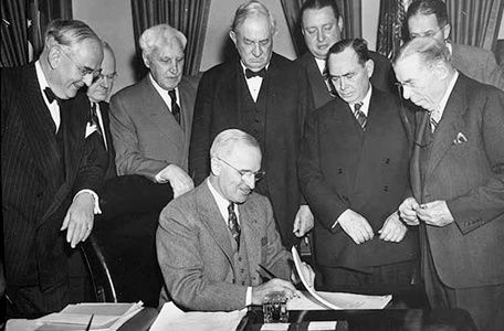 Le lancement du plan Marshall en 1947, projet phare dans l'américanisation du monde.