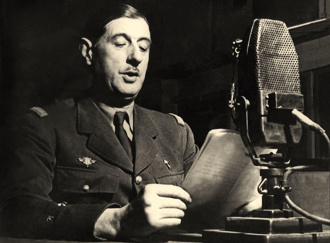 Le général De Gaulle au micro de la BBC à Londres © Wikimedia