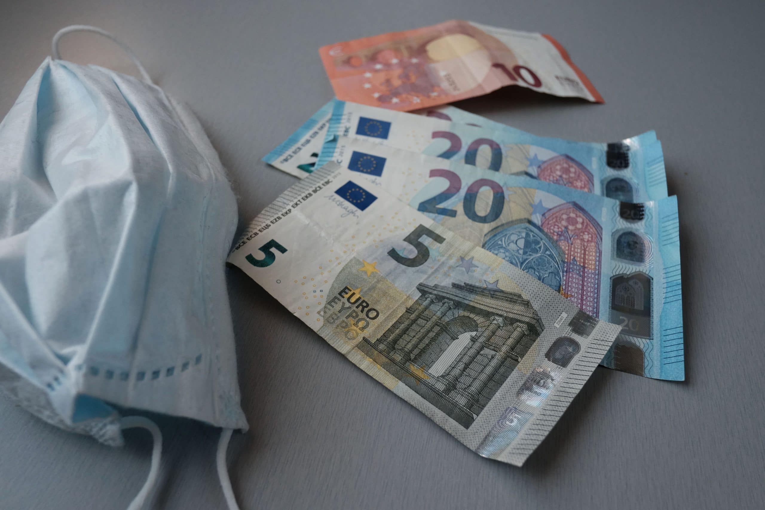 Masque de protection avec des billets de banque © RAPHAEL BLOCH/SIPA/2005091427