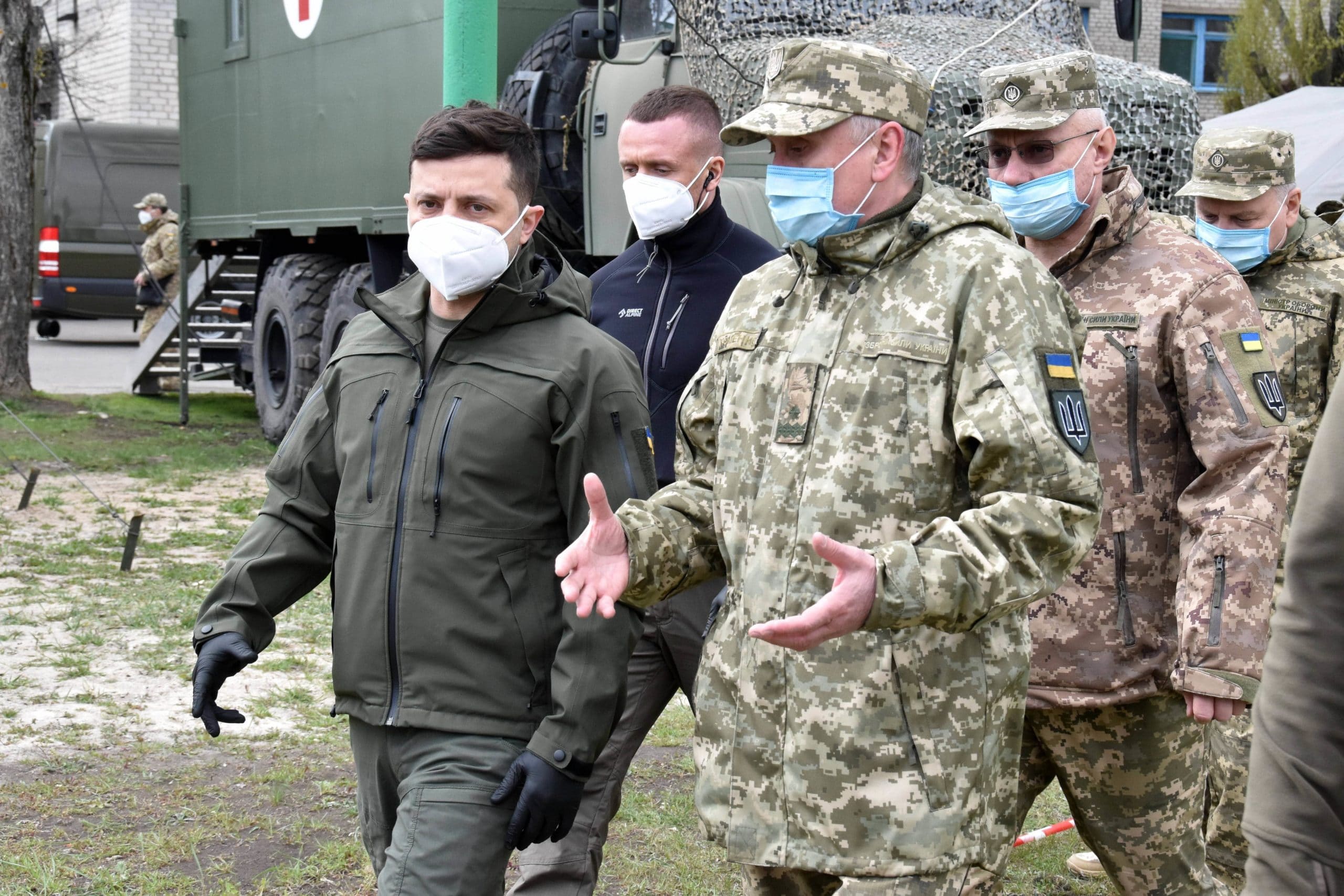 Le président Zelensky, à gauche, visite un hôpital militaire de la région de Donetsk en avril (c)Pyotr Sivkov/TASS/Sipa USA/29642863/AK/2004111859