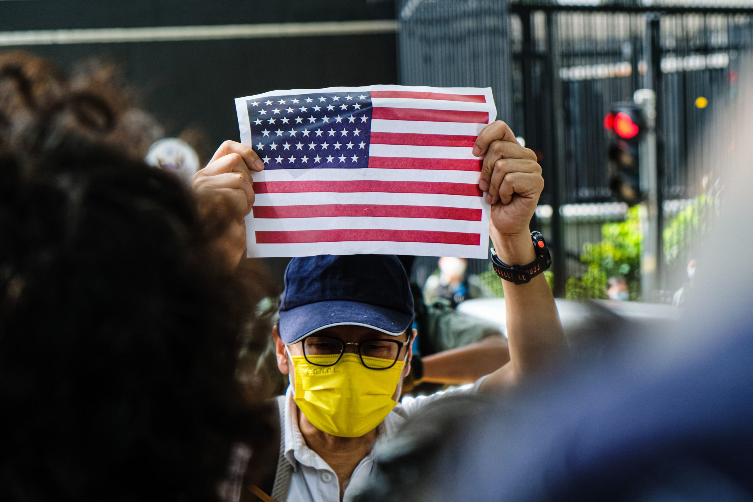 Un homme se tient devant l'ambassade Américaine à Hong-Kong le 4 juillet 2020 pour supporter la politique de refuge américaine. (c) Keith Tsuji/SIPA/2007041439