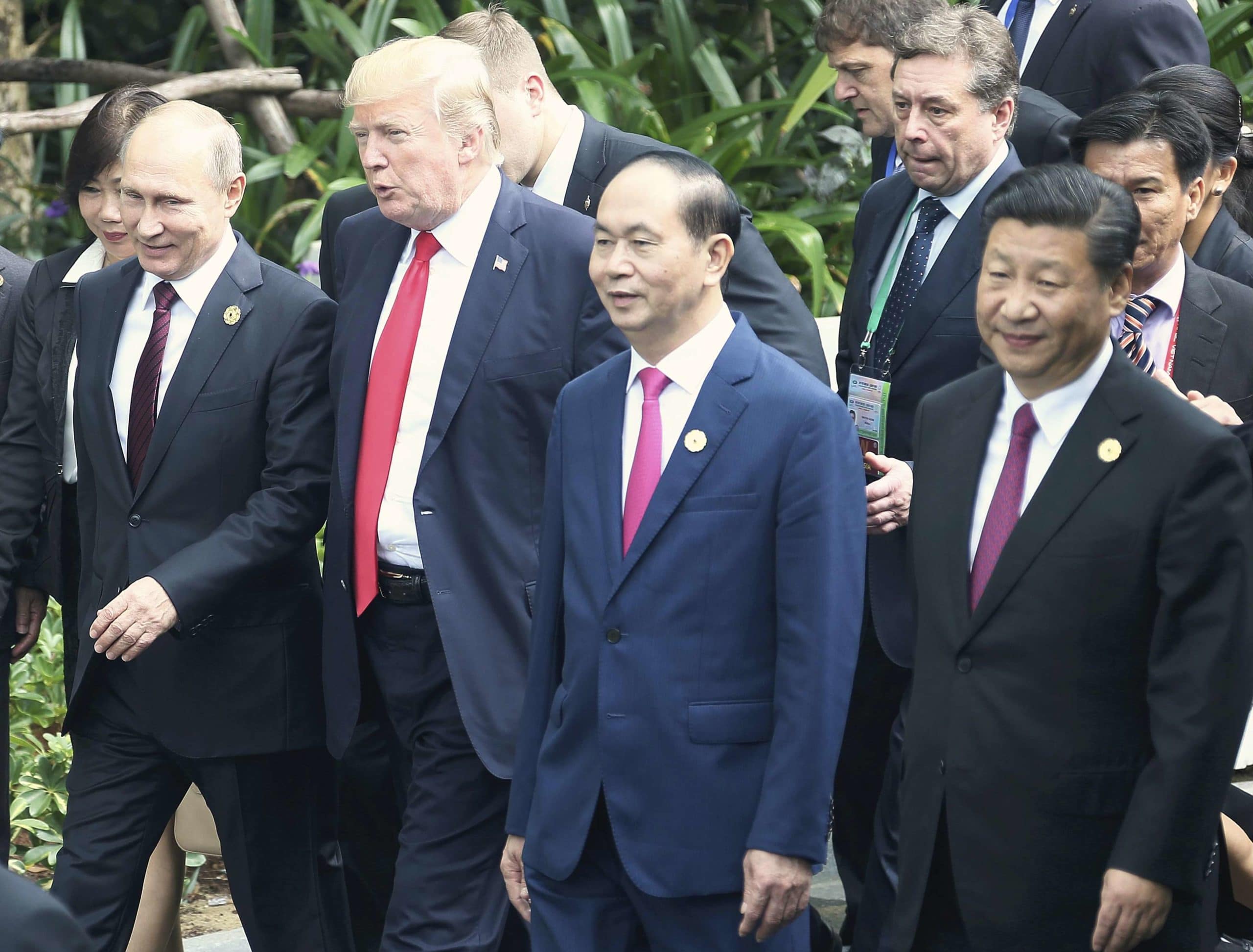 De gauche à droite : le président russe Vladimir Poutine, le président des Etats-Unis Donald Trump, son homologue vietnamien Tran Dai Quang et le président chinois Xi Jinping le 11 novembre 2017 (c) Sipa AP22128564_000002