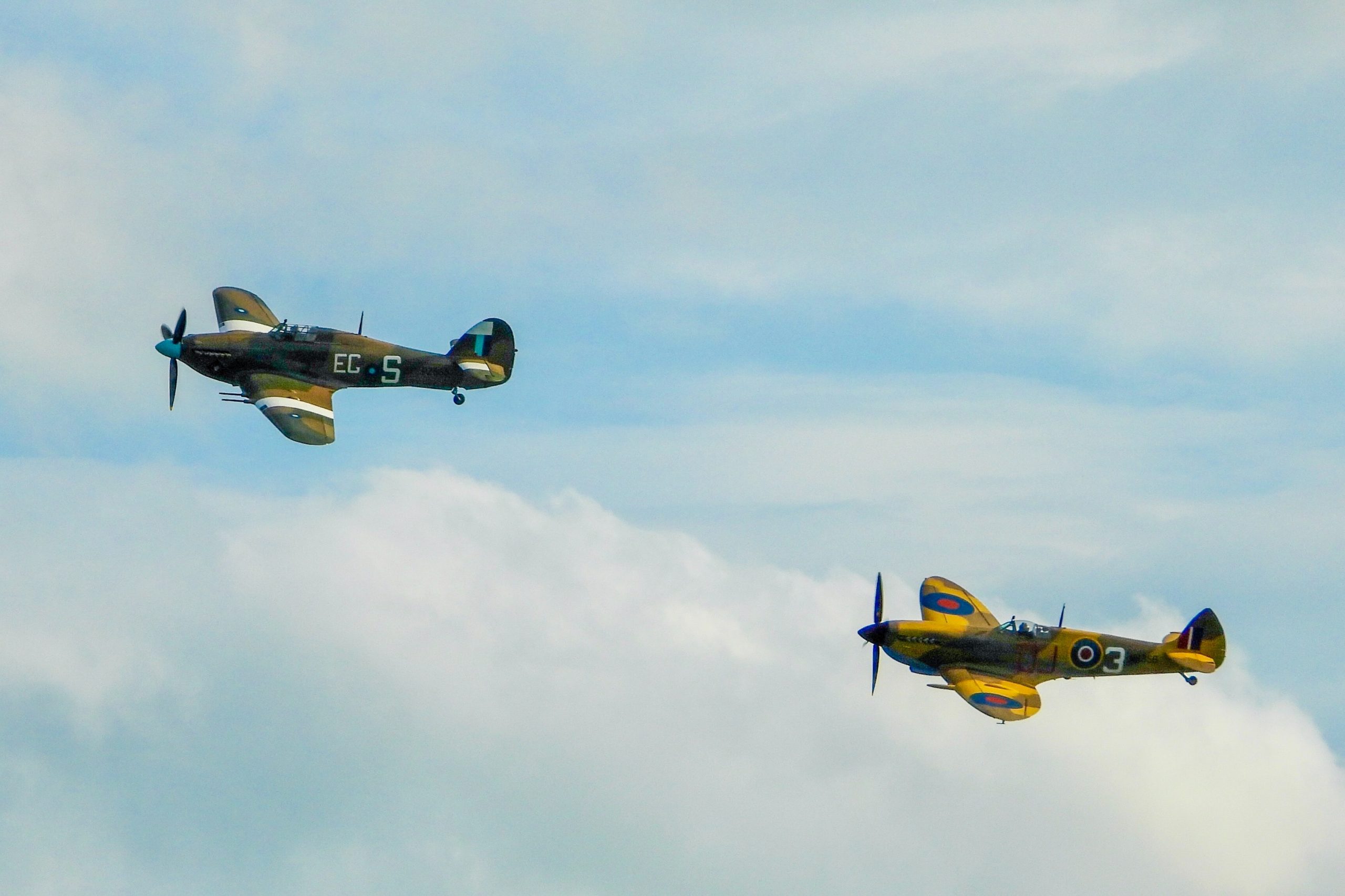 Hurricane mk II c armé de 4 canons hispano mk c de 20 mm, avec possibilité en 1941 d'emporter deux bombes de 114 kg ou 227 kg. d'où le surnom de hurribomber. (c) Revue Conflits