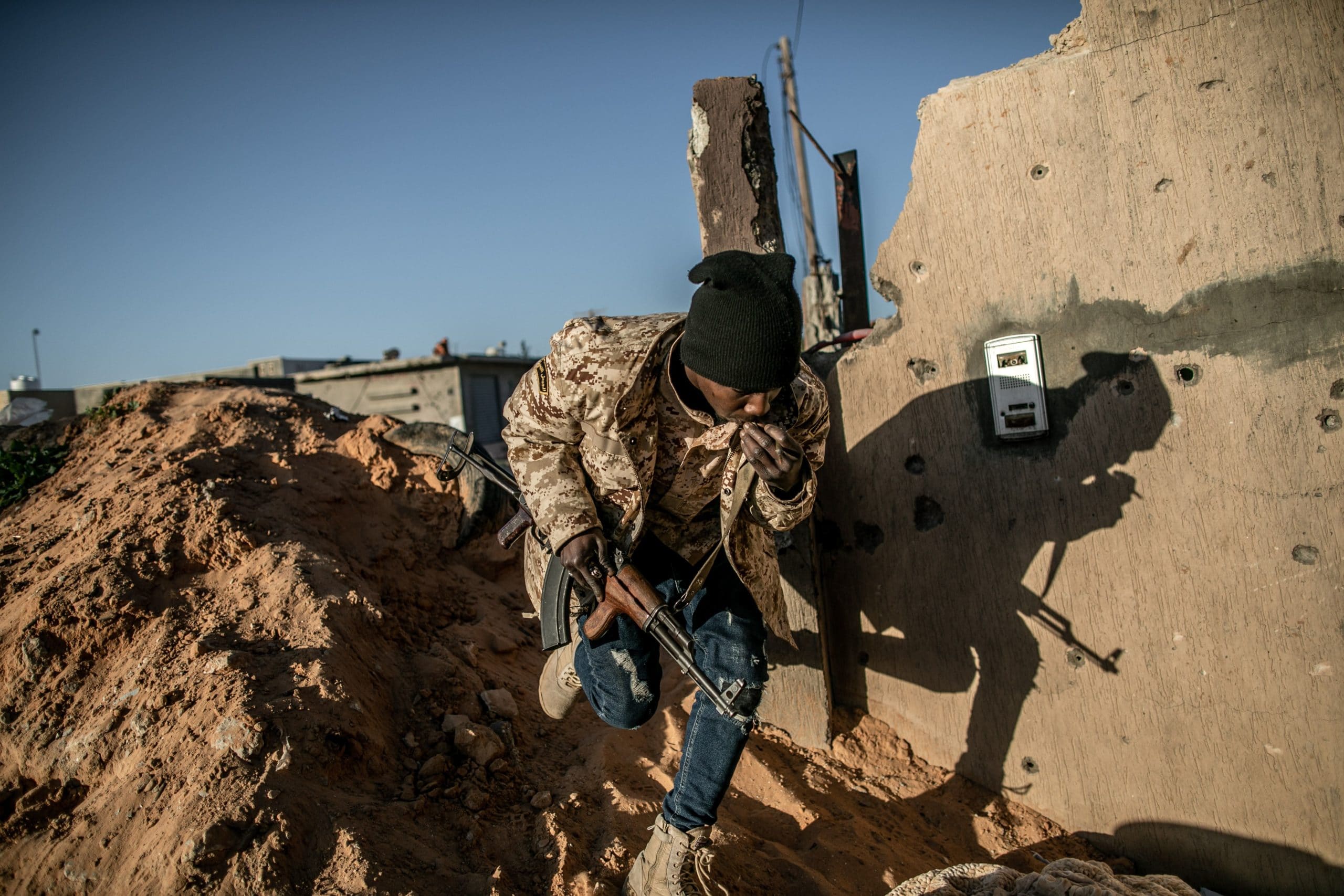 TRIPOLI, Feb. 29, 2020 (Xinhua) -- A fighter of the UN-backed Government of National Accord (GNA) takes cover during clashes with east-based Libyan National Army (LNA) forces in Ain Zara frontline in Tripoli, Libya, on Feb. 29, 2020. The east-based army under General Khalifa Haftar has been leading a military campaign since April 2019 in and around Tripoli, attempting to take over the city and topple the GNA. (Photo by Amru Salahuddien/Xinhua) - Pan Xiaojing -//CHINENOUVELLE_XxjpbeE007571_20200229_PEPFN0A001/2003011128/Credit:CHINE NOUVELLE/SIPA/2003011130