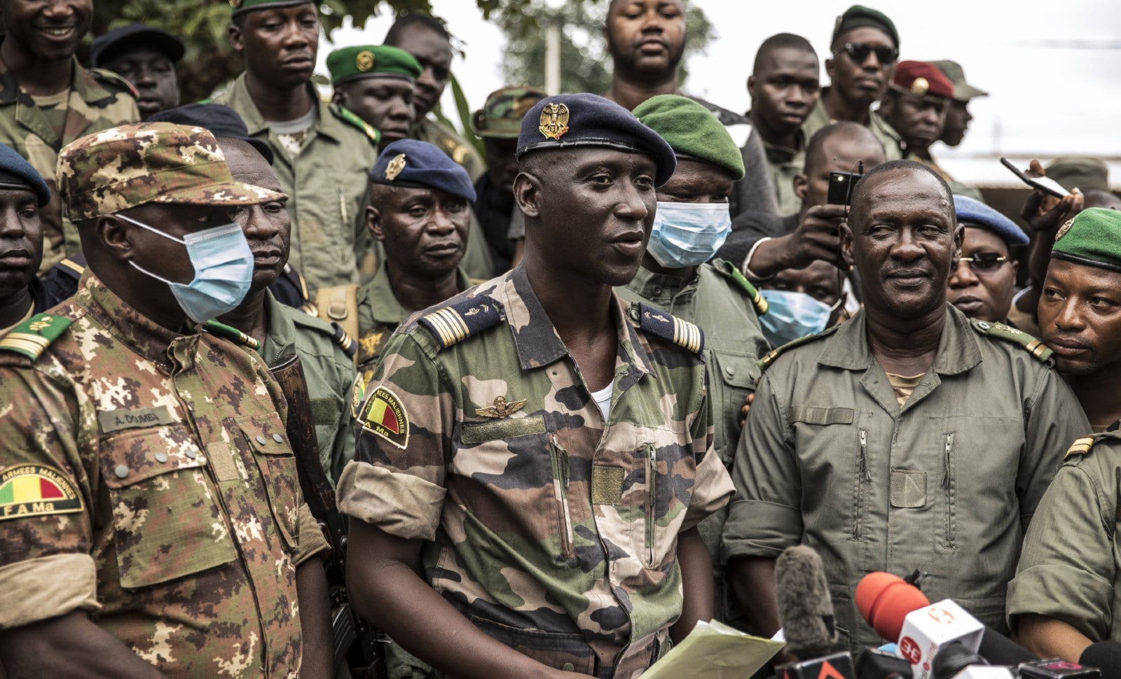 Le Colonel-Major Ismael Wague, au centre, porte-parole des militaires à l'origine du coup d'Etat au Mali (c) AP Photo)/NAI115/20232797437669//2008200030