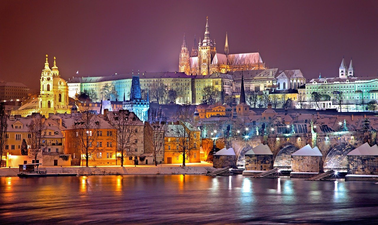 Vue du château de Prague de nuit (c) Pixabay
