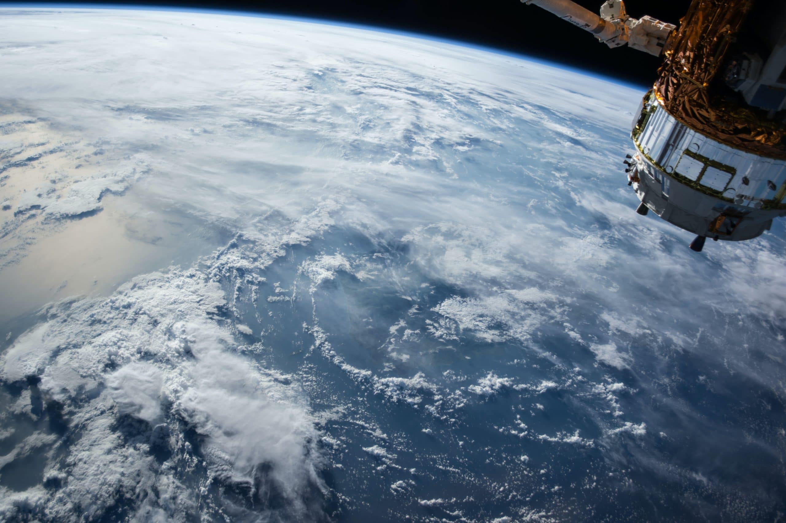 Vue d'une mer de nuages depuis l'espace (c) Unsplash