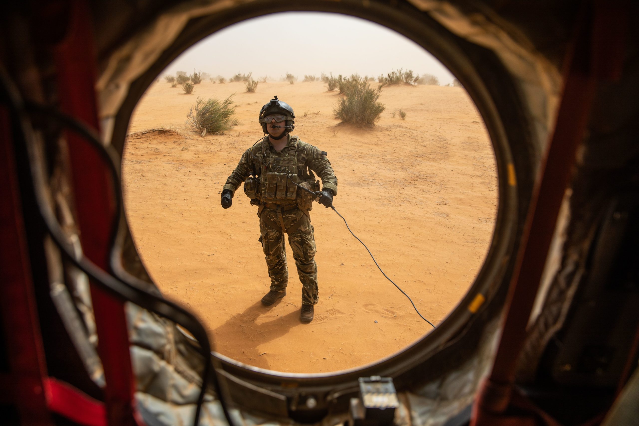 21 avril 2019. Mali, Gossi, depart a Gossi, dans un helicoptere anglais, le chinook, qui collabore avec l'operation militaire Barkhane mis en place par la France au Sahel suite a operation Serval. A travers un hublot sans fenÃ"tre.  Arrivee a Gossi, au nord du Mali, dans la region de Tombouctou.//GEAILAURENCE_1730.7277/1906031652/Credit:Laurence Geai/SIPA/1906031702