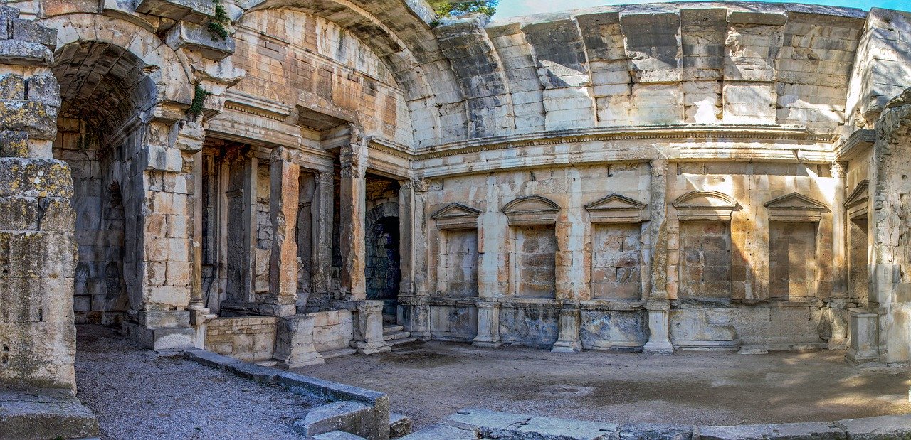 Les vestiges du temple de Diane, à Nîmes, symbole du temps qui passe (Pixabay)