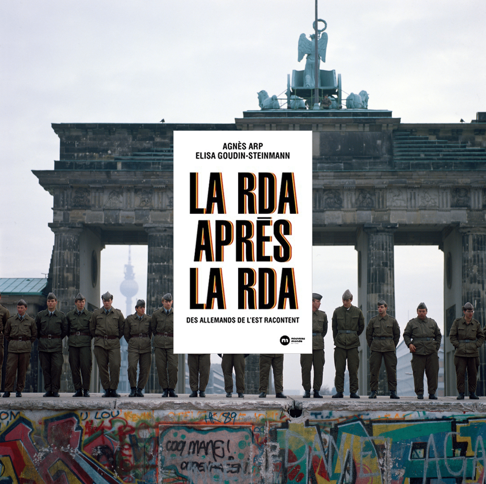 11.11.1989, Berlin, Porte de Brandebourg, le deuxième jour après la chute du Mur, vue de Berlin (Ouest) en direction de Berlin (Est). Les gardes-frontières de l'Armée nationale populaire (NVA) ont évacué le mur par des moyens pacifiques et le sécurisent debout sur le mur (c) Sipa 55002061_000001