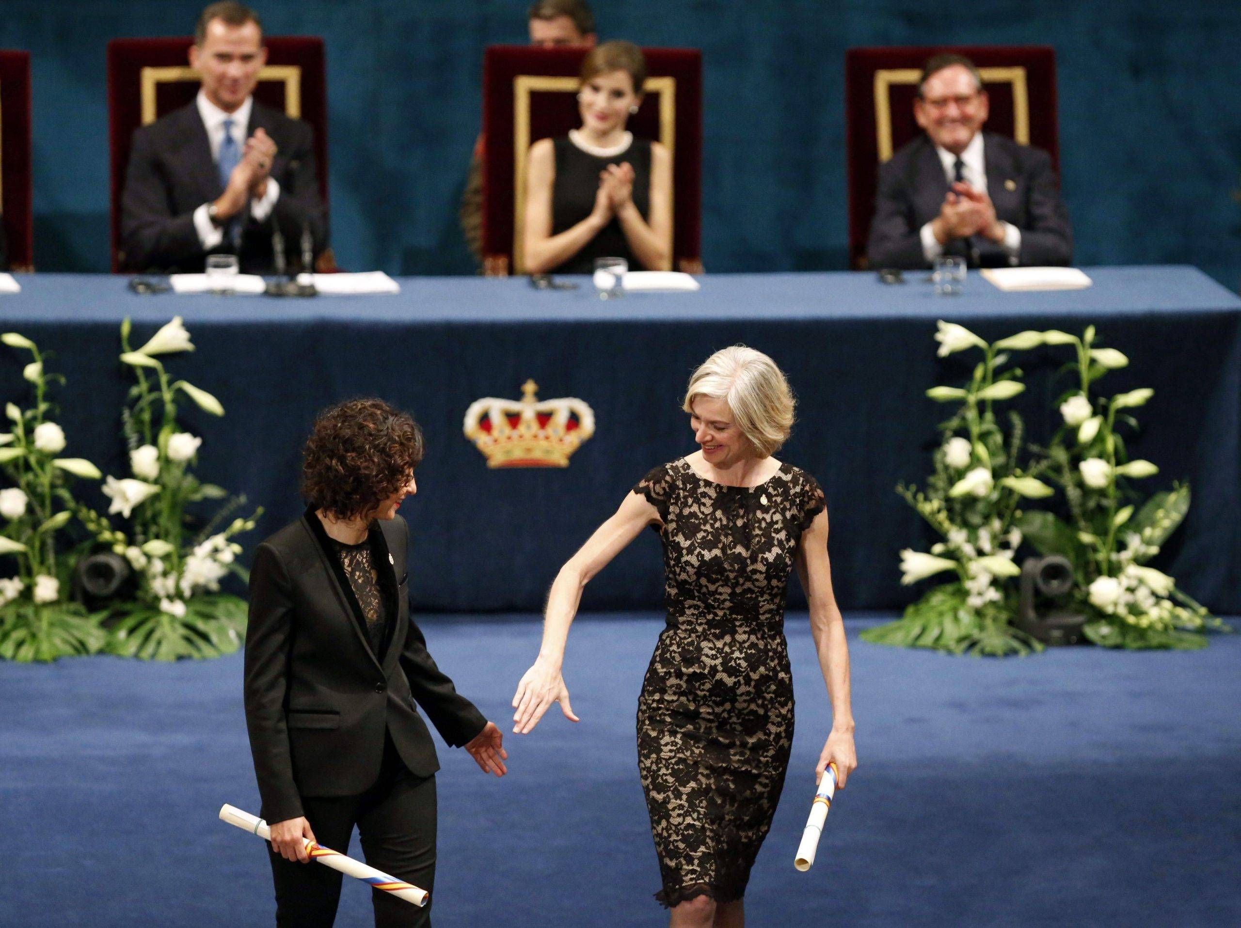Emmanuelle Charpentier (G) et Jennifer Doudna (D)  après avoir reçu le Prix Princesse des Asturies 2015 pour la recherche scientifique et technique (c) Sipa 00984777_000002