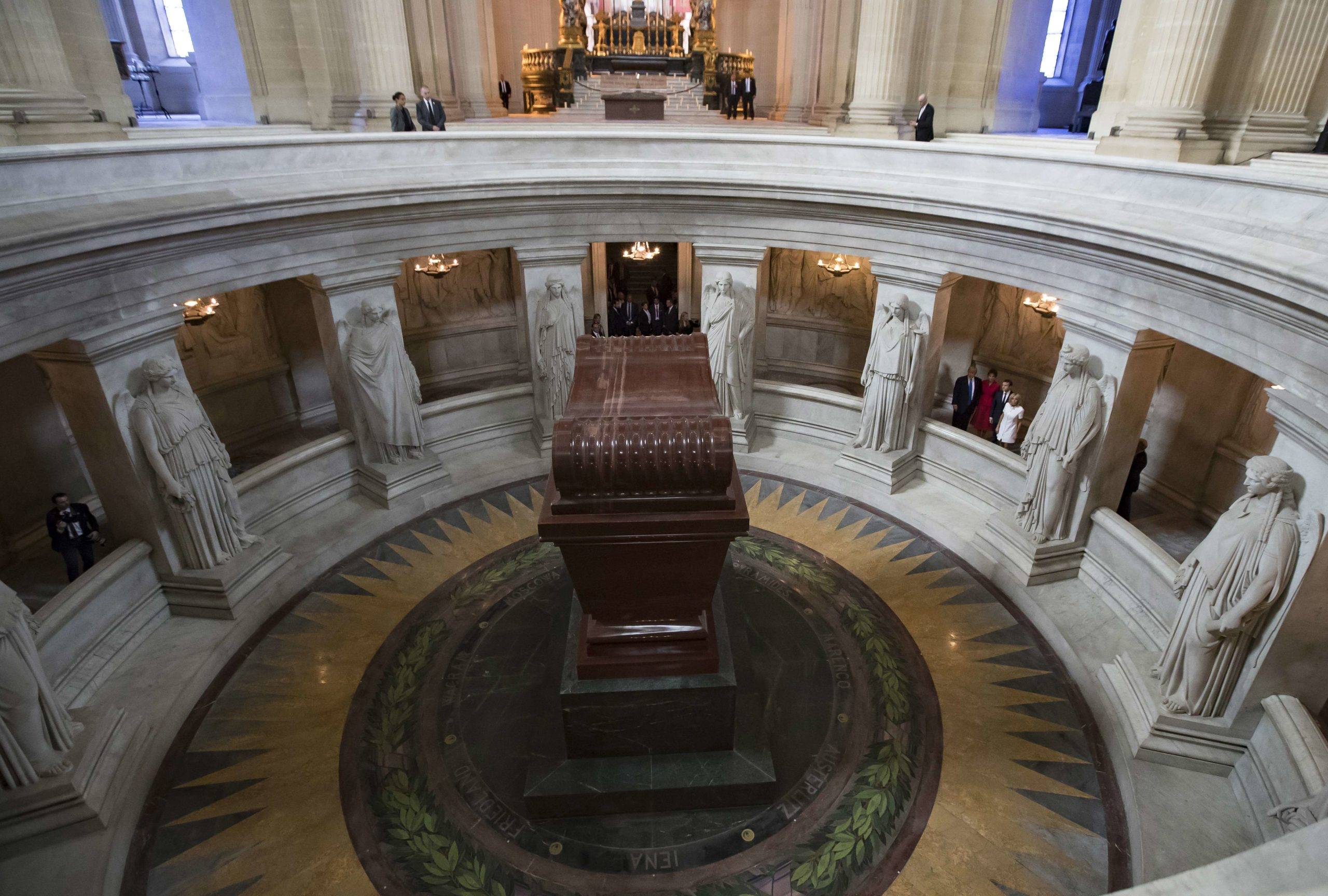 Le Président Macron et le Président Trump visitent la tombe de Napoléon aux Invalides en 2017 (c) Sipa AP22077461_000156