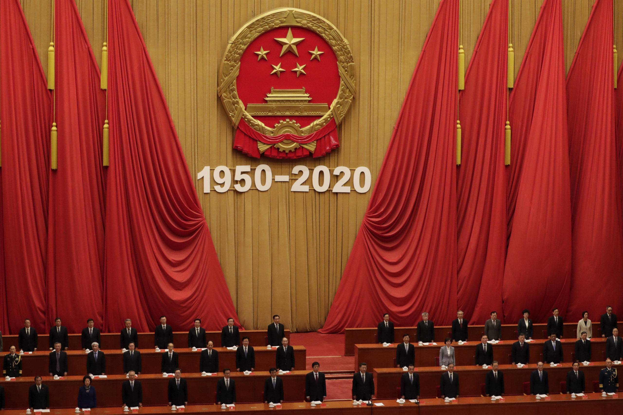Le président chinois Xi Jinping, en bas au centre, et des hauts fonctionnaires interprètent l'hymne national lors de la conférence commémorant le 70e anniversaire de l'entrée de la Chine dans la guerre de Corée de 1950-53, dans le Grand Hall du peuple à Pékin, le vendredi 23 octobre 2020 (c) Sipa AP22505772_000006