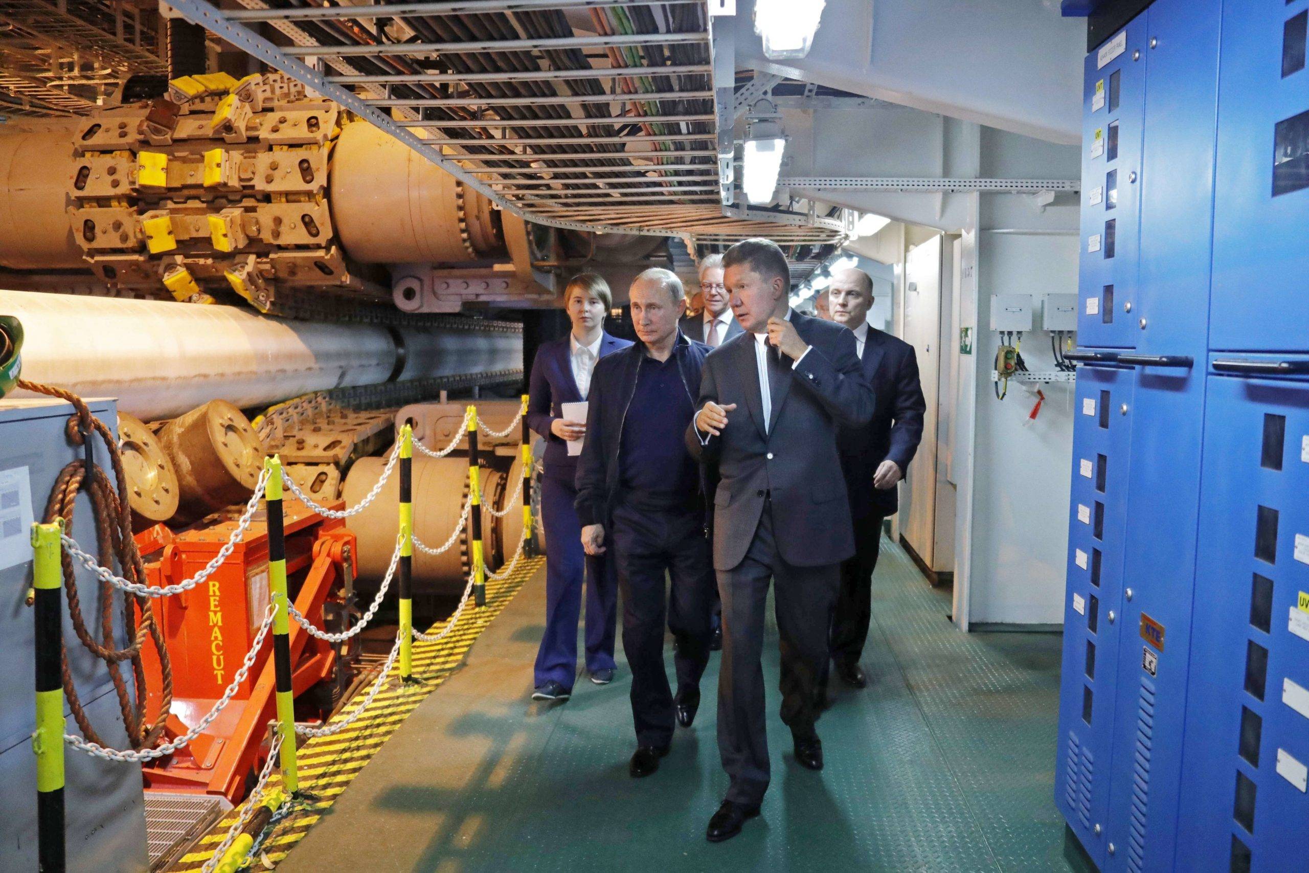 Le président Poutine et le PDG de Gazprom Alexei Miller visitent le navire de pose de tuyaux Pioneering Spirit en mer Noire lors d'une inspection des travaux du projet de gazoduc Turkish Stream (c) Sipa AP22069563_000009