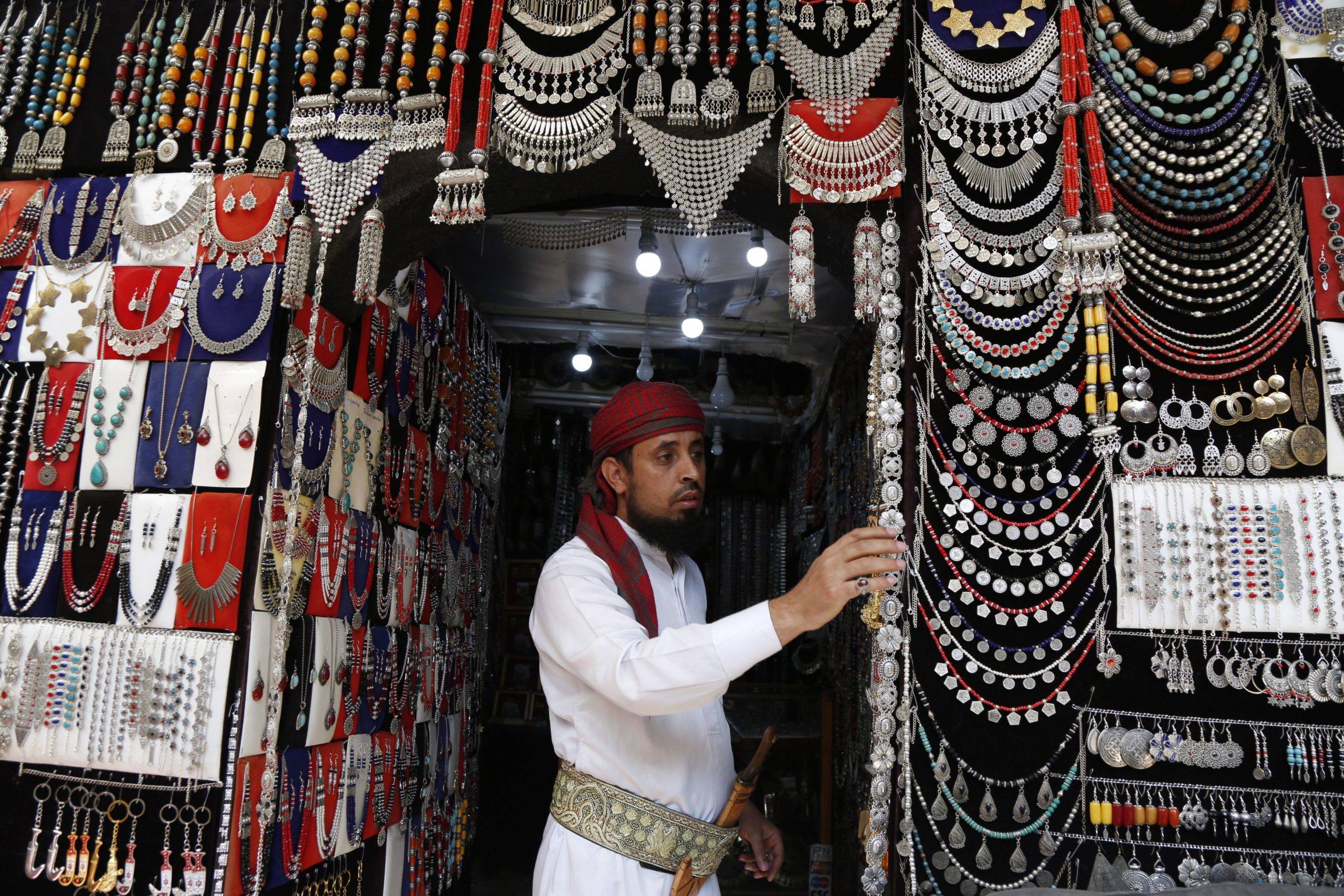 Un vendeur arrange des accessoires dans un marché de la vieille ville de Sanaa, Yémen (c) Sipa 00983152_000002