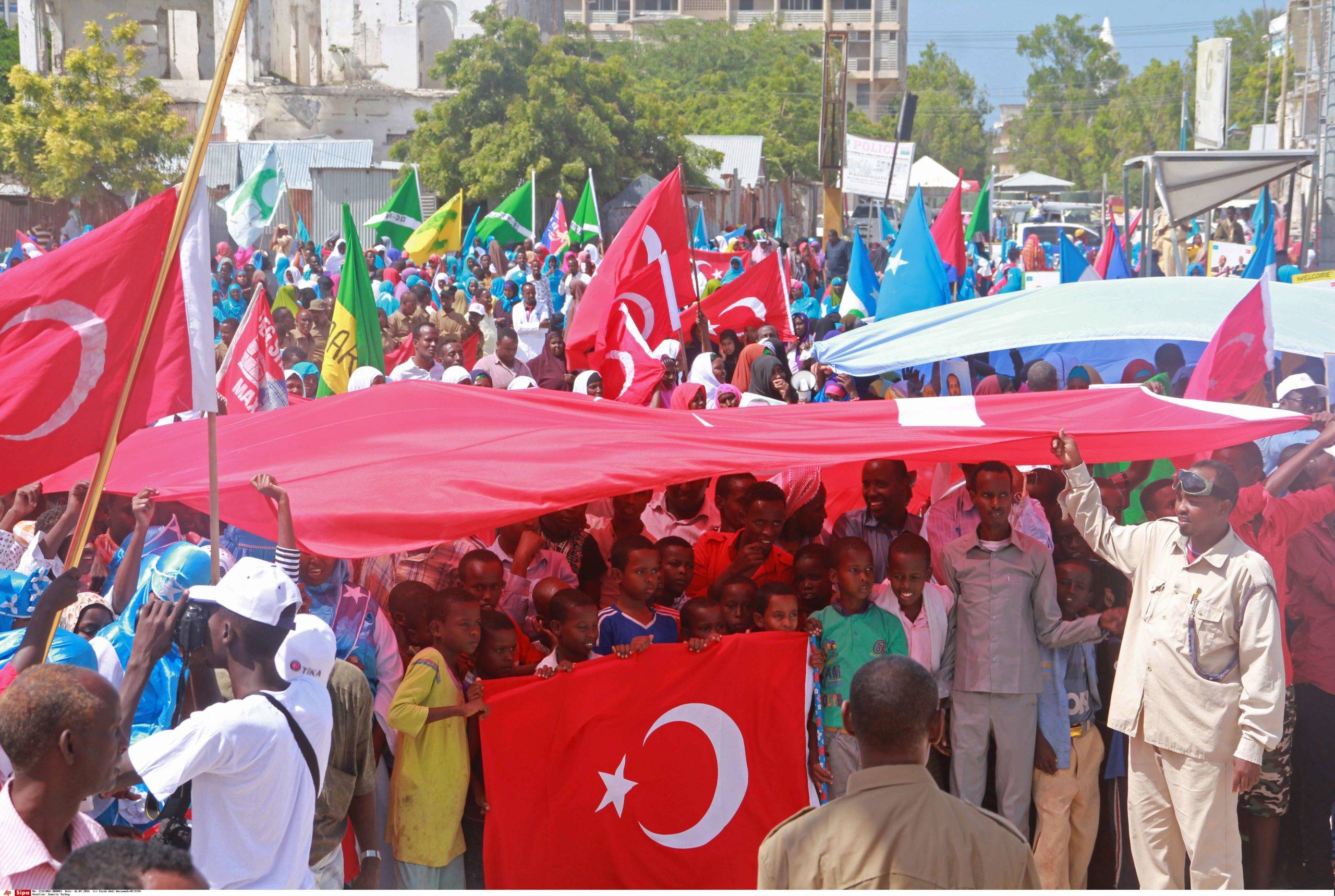 Des Somaliens protestent contre une tentative de coup d'Etat en Turquie en soutien au gouvernement turc à Mogadiscio (c) Sipa AP21923082_000003